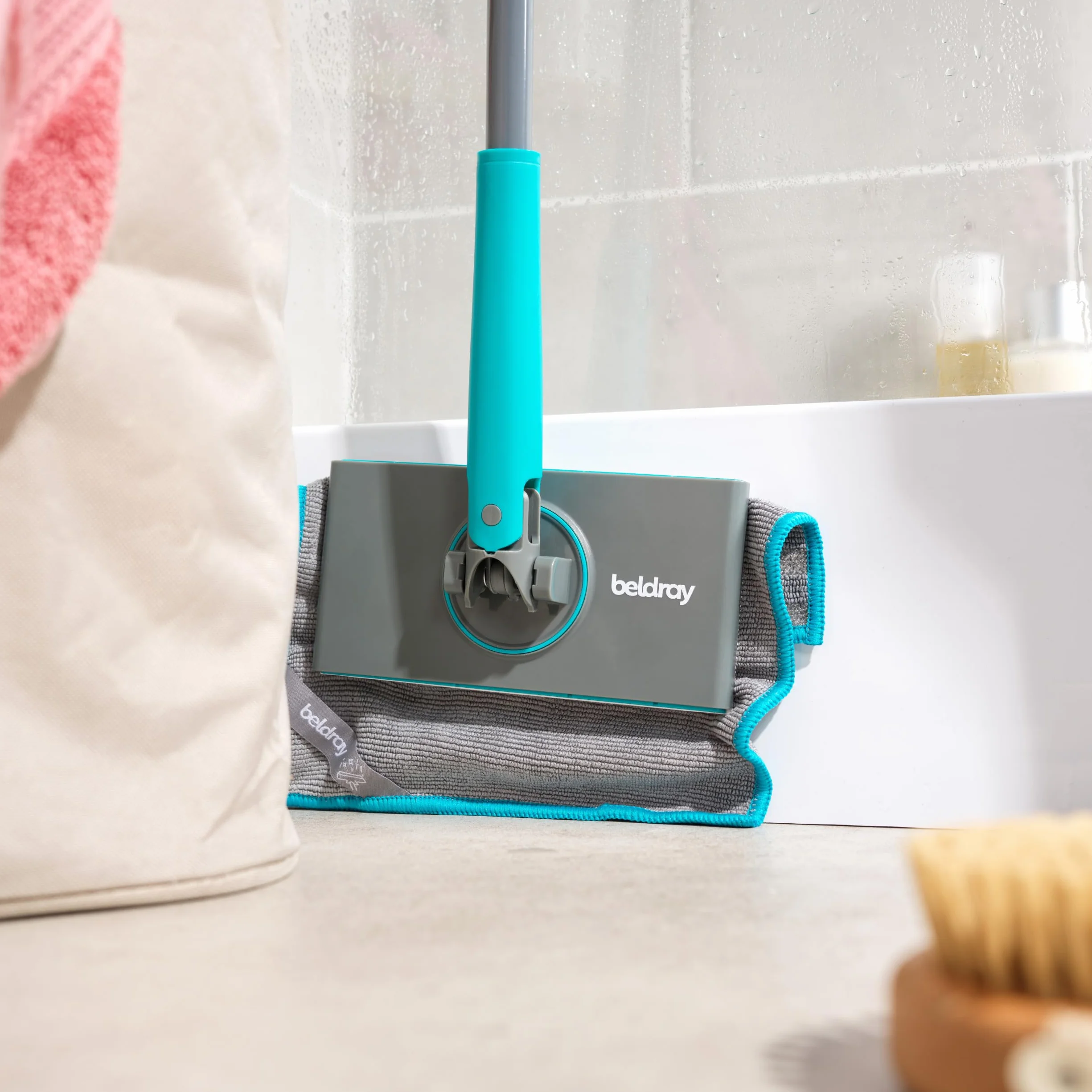 Beldray Anti-Bac Mop łazienkowy z zaczepem Clip-to-Grip - Duża końcówka mopa, Płytki/Podłoga/Lustra/Wanna, Higieniczne uchwyty na kliknięcie, Główka obrotowa 360°, 4 ścierki