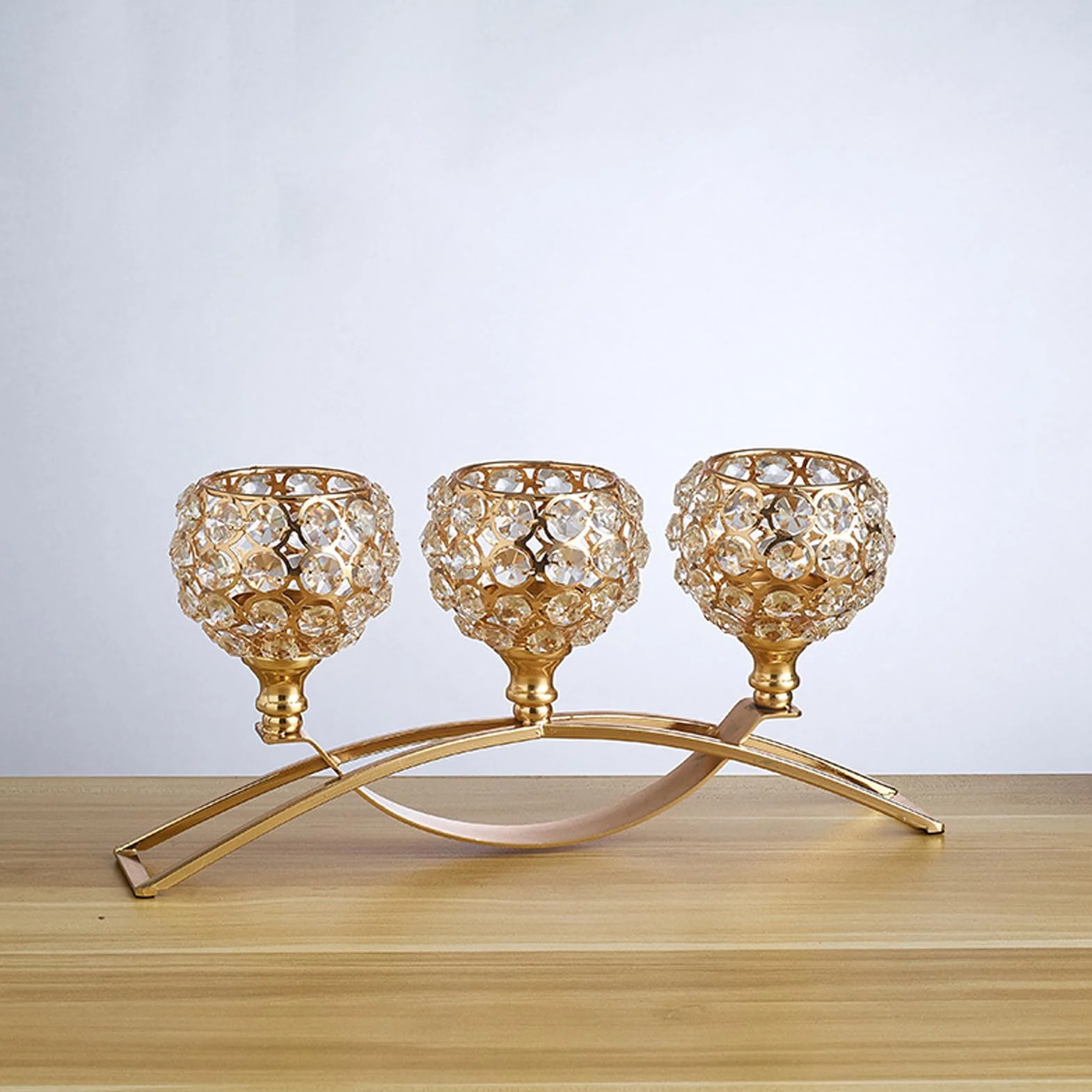Gold Crystal Candle Holders, 3 Ramiona Kryształowa Miska Tealight Candelabra, Wiatroodporna Konstrukcja, Szeroka Podstawa do Stolika Centralnego Wystroju Domu ślub ślub