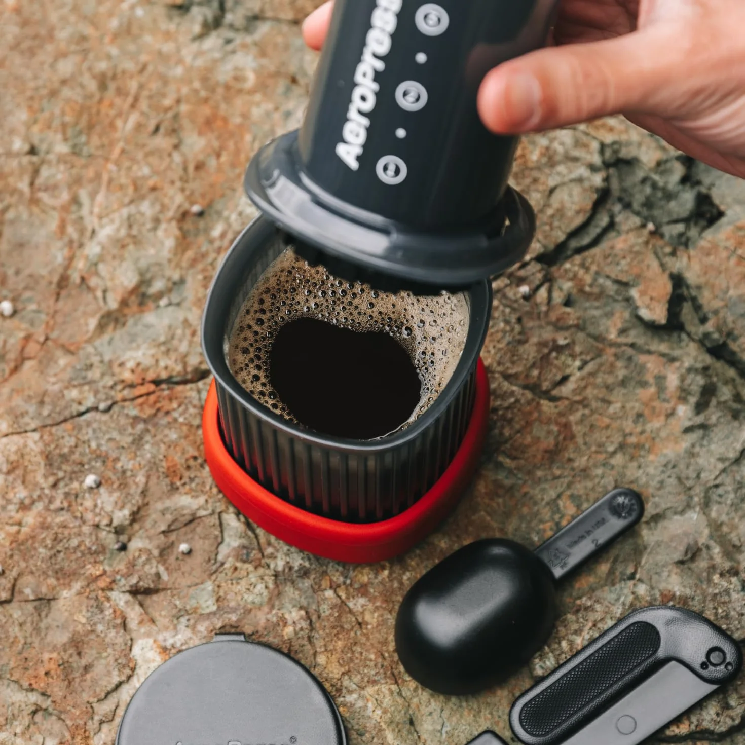 AeroPress Go bardzo mały przenośny ekspres do kawy, idealny na podróże, wycieczki i kemping, wielofunkcyjny French Press, ręczny ekspres espresso & pour-over, 2 min parzenia