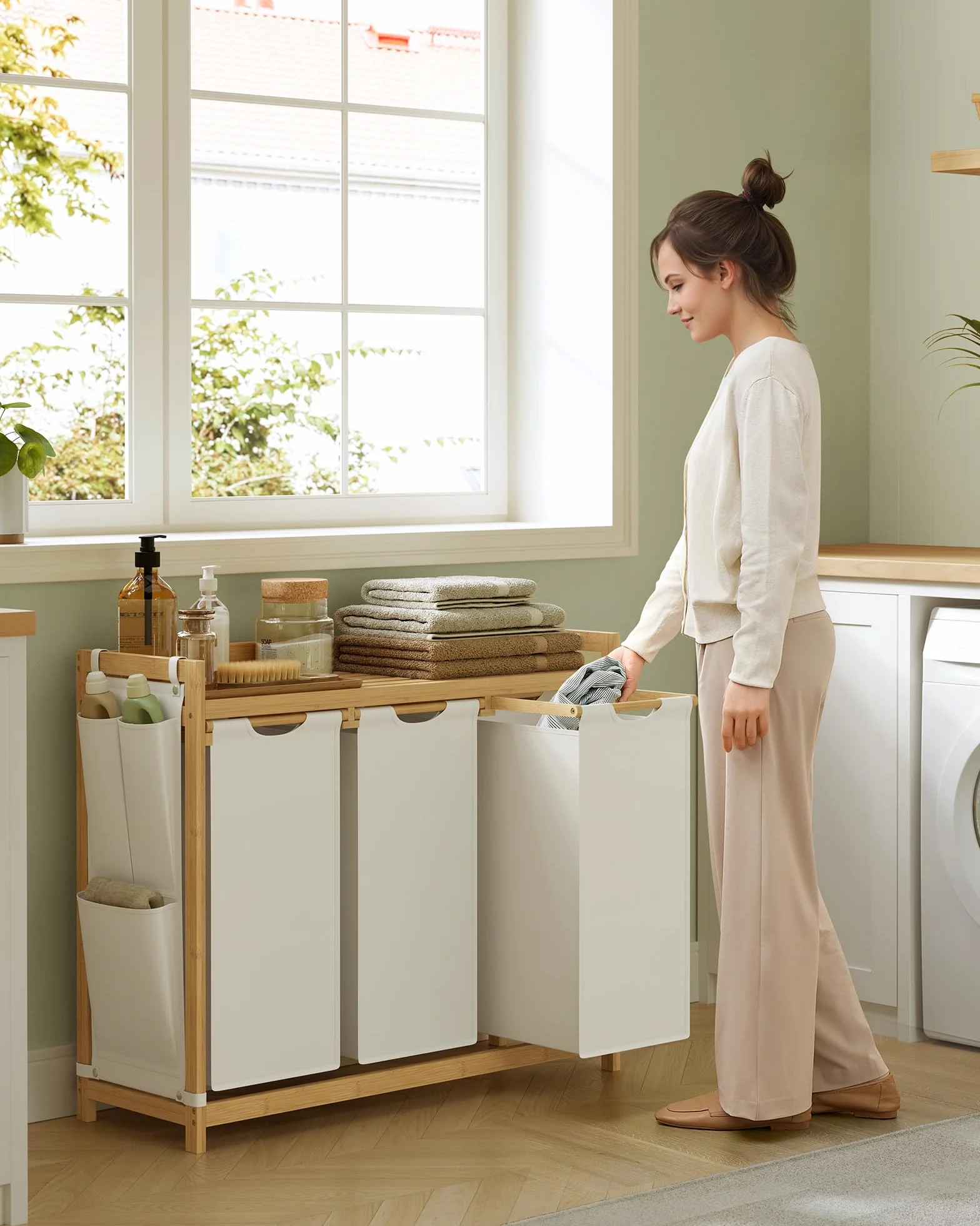 SONGMICS Kosz na pranie, z 3 przegródkami, kosz na brudną bieliznę, bambusowy, pojemność 150 l, z półką, kieszeniami bocznymi, 3 x 50 l, 94 x 33 x 78 cm, kremowo-biały RLH115W01