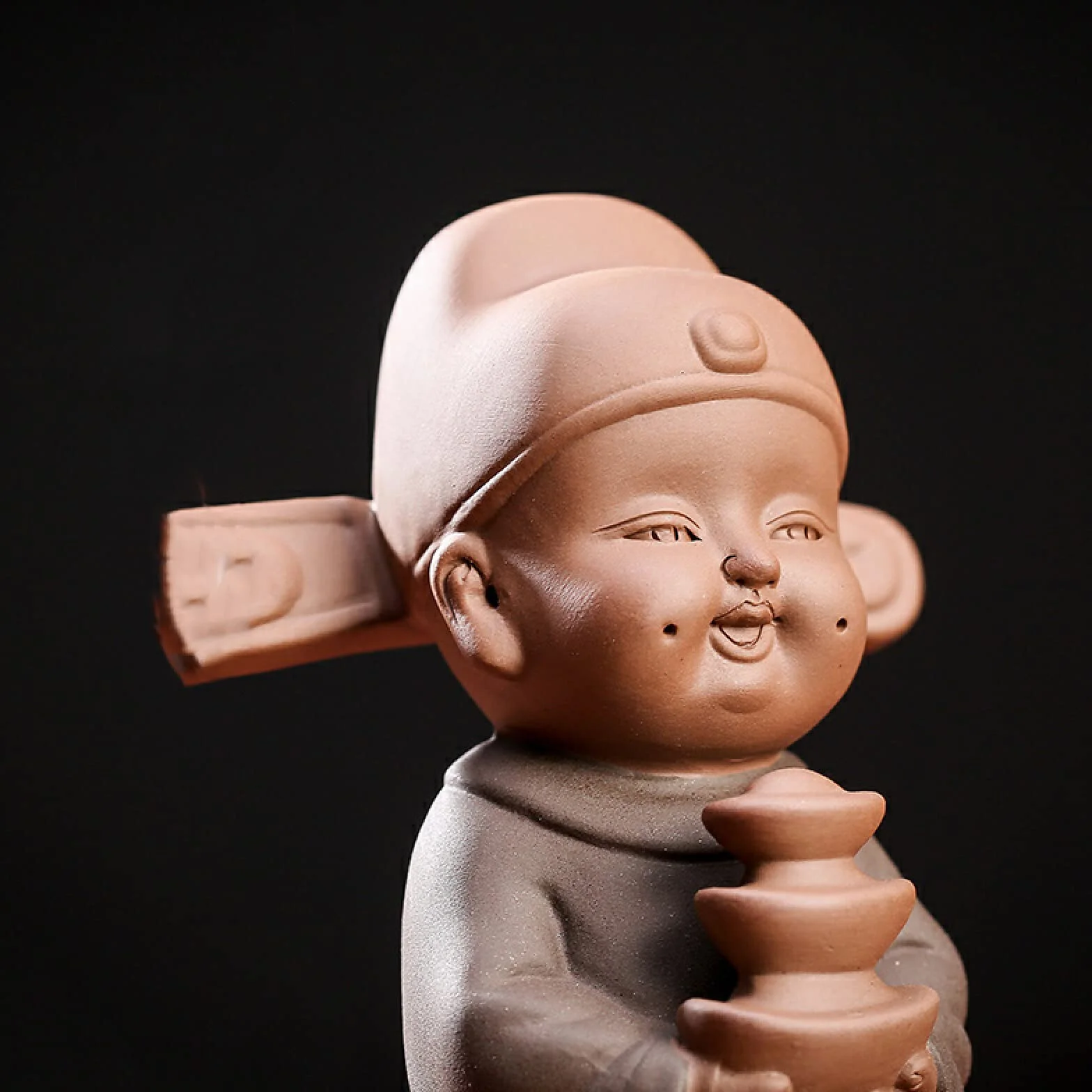 Proste Rzeźby Ceramiczna Figurka Szczęśliwego Chłopca Figurka Zishy Ręcznie Robiona Rzeźba Statua