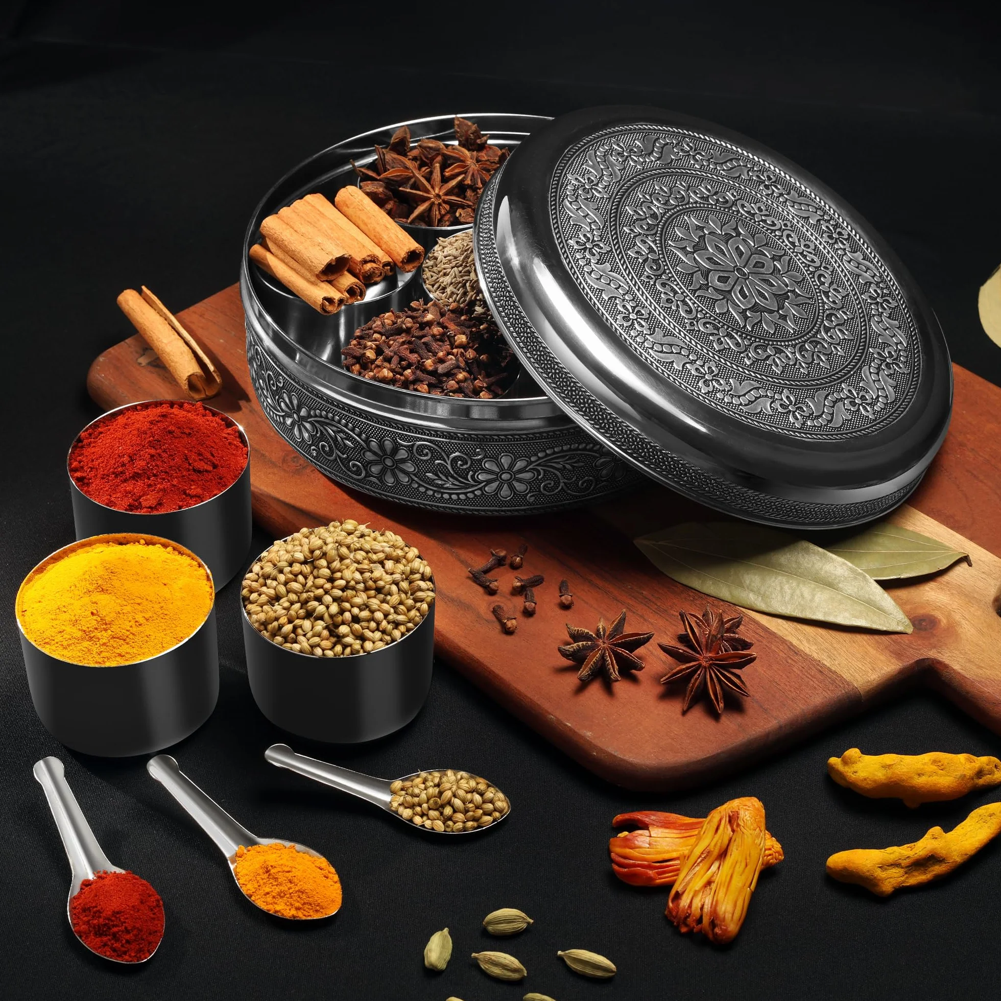 KSJONE Designerska Masala Dabba – 8-calowy pojemnik na przyprawy ze stali nierdzewnej, zawierający 7 oddzielnych pojemniczków i łyżeczki; indyjski organizer na przyprawy z pokrywką