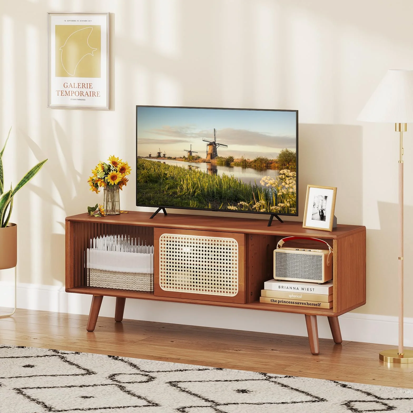 COSTWAY Bambusowa szafka pod telewizor z przesuwanymi drzwiami rattanowymi i szklanymi, stolik pod telewizor z regulowaną półką, szafka pod telewizor do 55 cali, 120,5 x 31 x 45,5 cm (brązowa)