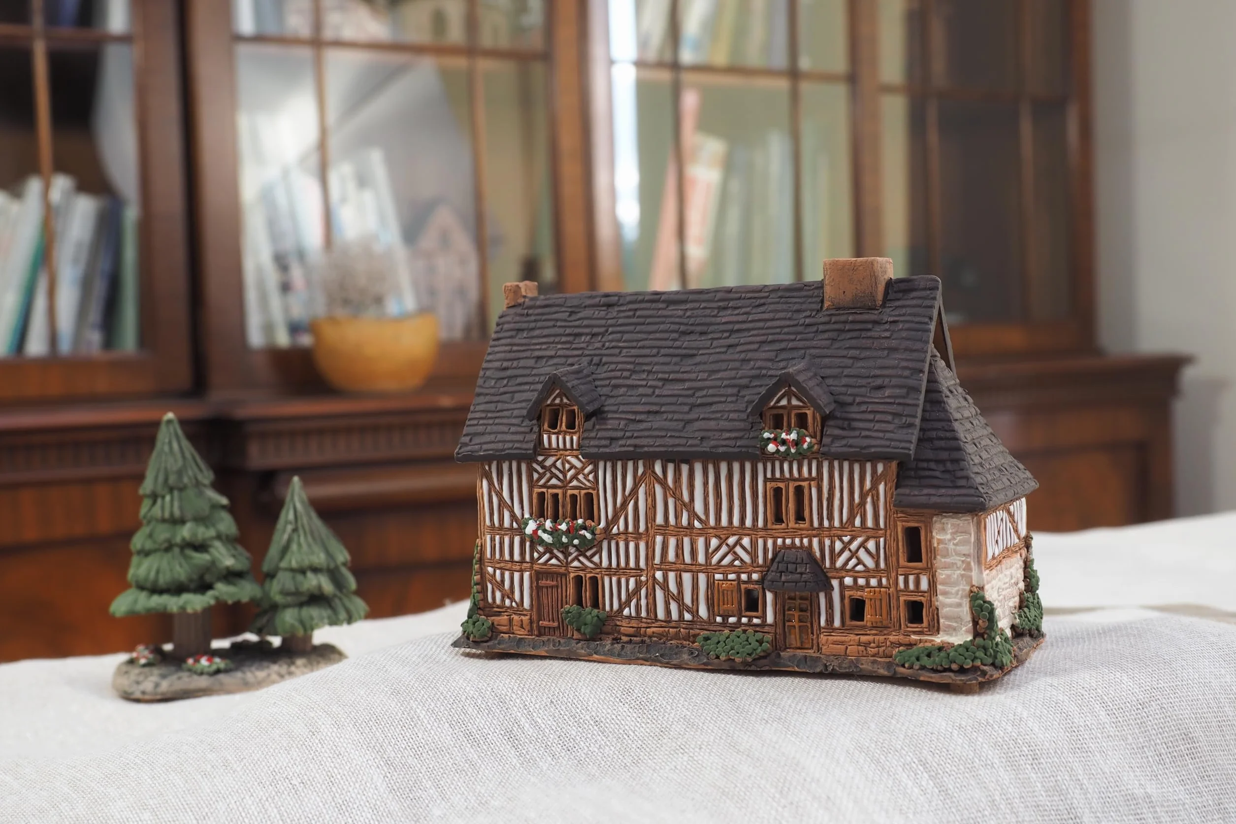 Ceramiczny domek na podgrzewacze, rękodzieło, miniaturka artystyczna, stary historyczny dom w Lisieux, Francja, B301AR