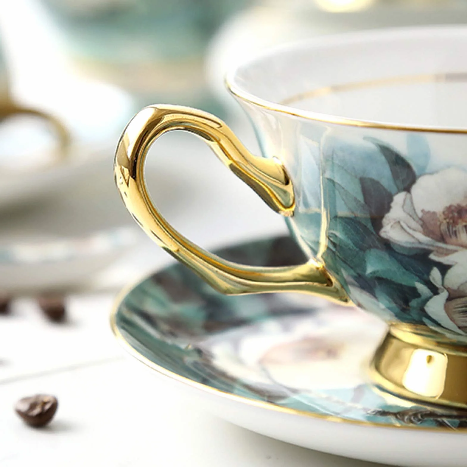 Porcelanowy zestaw do herbaty dla dorosłych z czajnikiem, filiżankami do kawy, cukiernicą, dzbankiem na mleko i łyżkami – popołudniowa herbata dla 6 osób, niebieski kwiatowy wzór