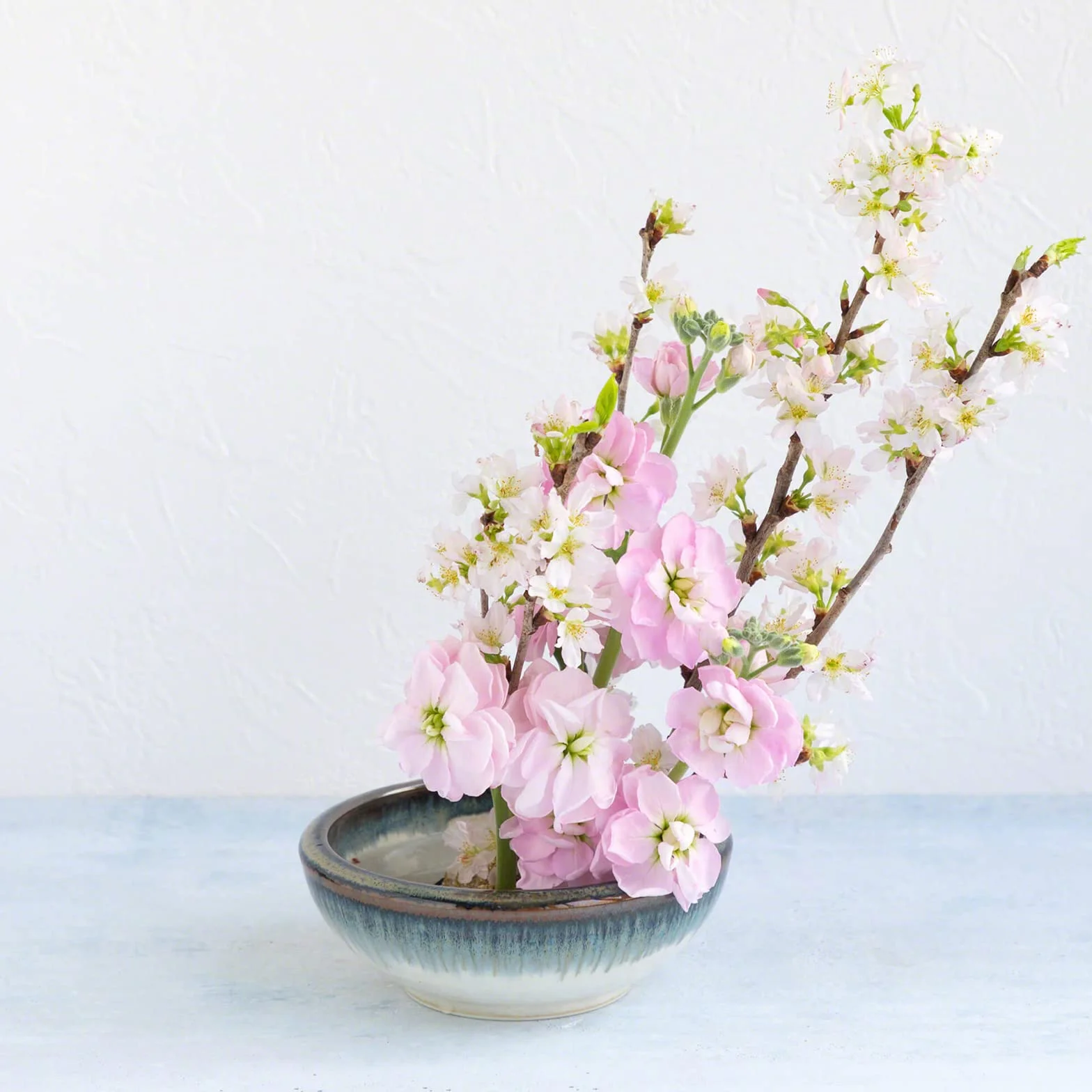 Wazakura Minoyaki Japoński zestaw narzędzi Ikebana – mały okrągły ceramiczny wazon na kwiaty i żaba Kenzan do układania kwiatów (biały i niebieski wazon + 61 mm mosiądz Kenzan)