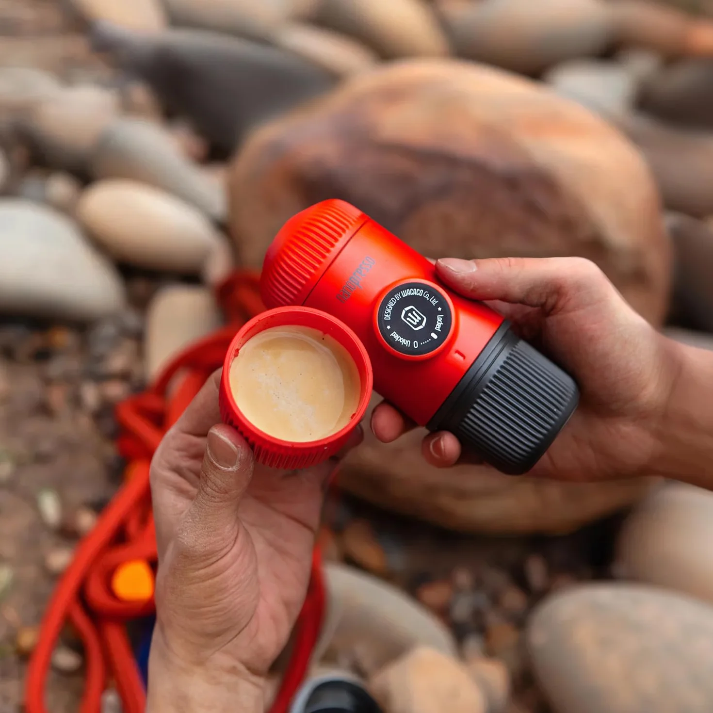 WACACO Nanopresso Przenośny ekspres do espresso, dostarczany w zestawie S-Case Nanopresso, ulepszona wersja Minipresso, podróżny ekspres do kawy, obsługiwany ręcznie, czerwona lawa