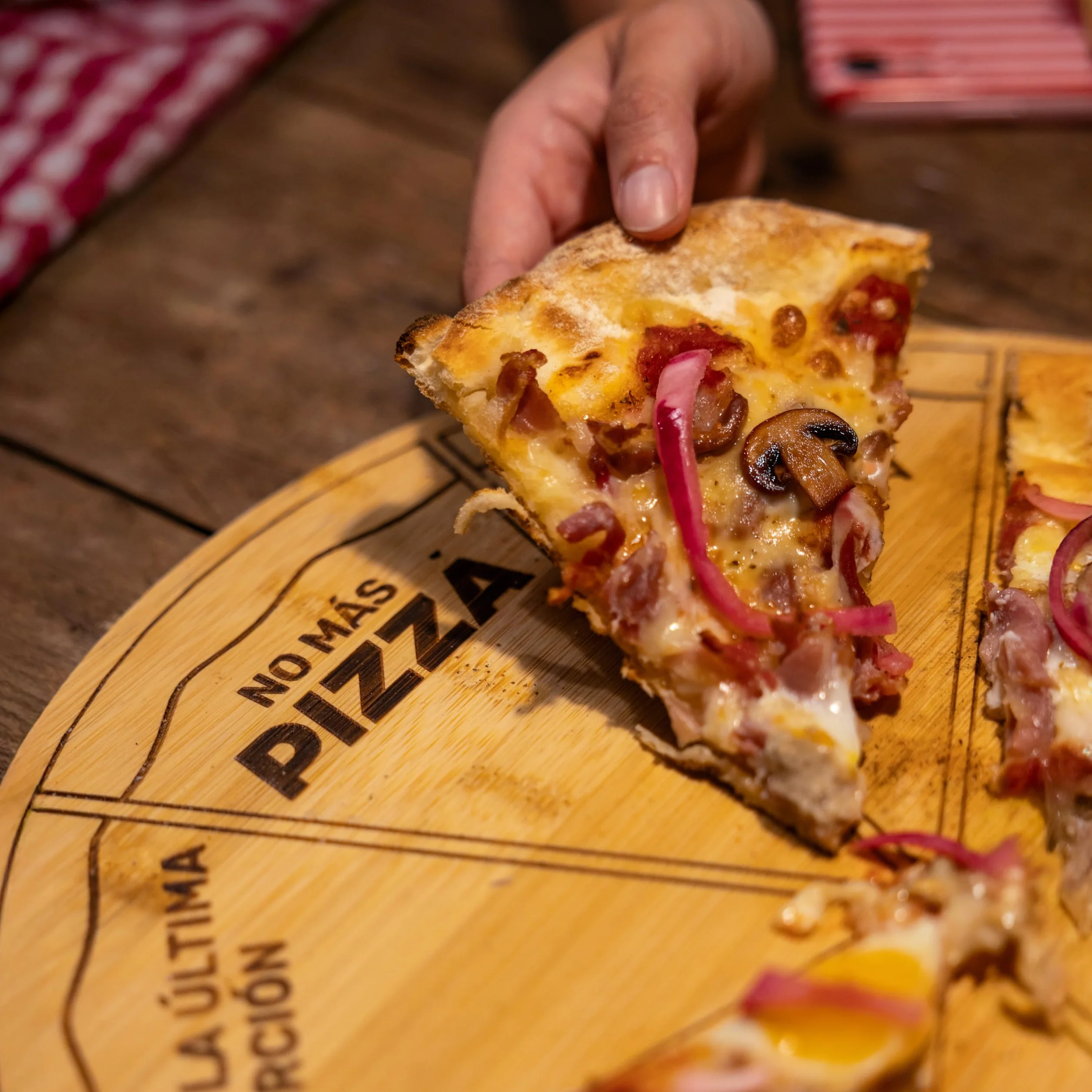Fisura – Oryginalna taca do pizzy. Taca na pizzę z zabawnymi wiadomościami po hiszpańsku. Okrągła deska z równymi porcjami z drewna bambusowego. Średnica 35 cm.