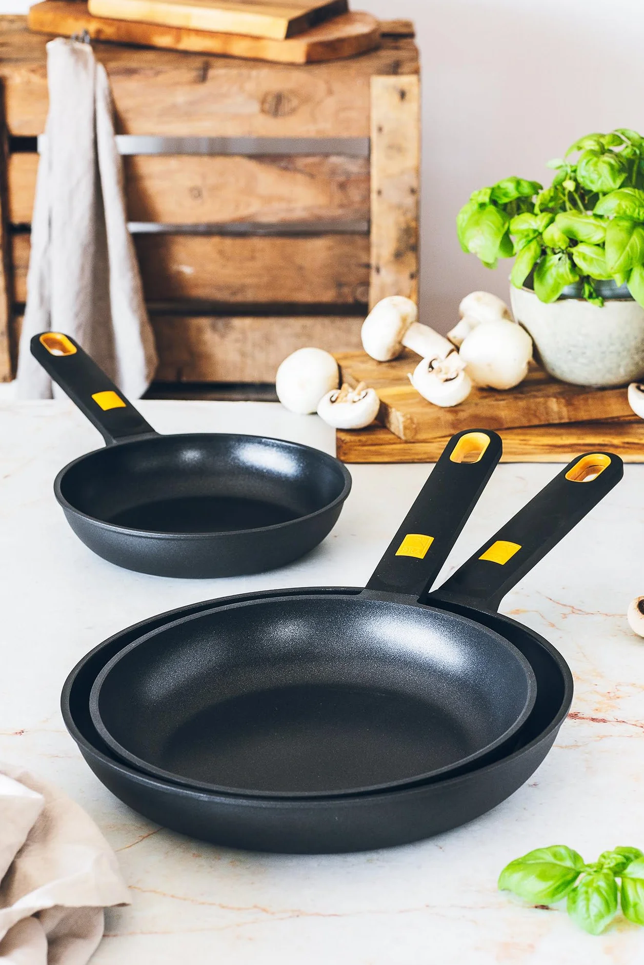 BRA Daily Pro - zestaw 3 patelni odlewu aluminiowego 20-24-28 cm, trójwarstwowa nieprzywierająca bez PFOA, nadają się do wszystkich rodzajów kuchenek i indukcyjnych, kolor czarno-żółty
