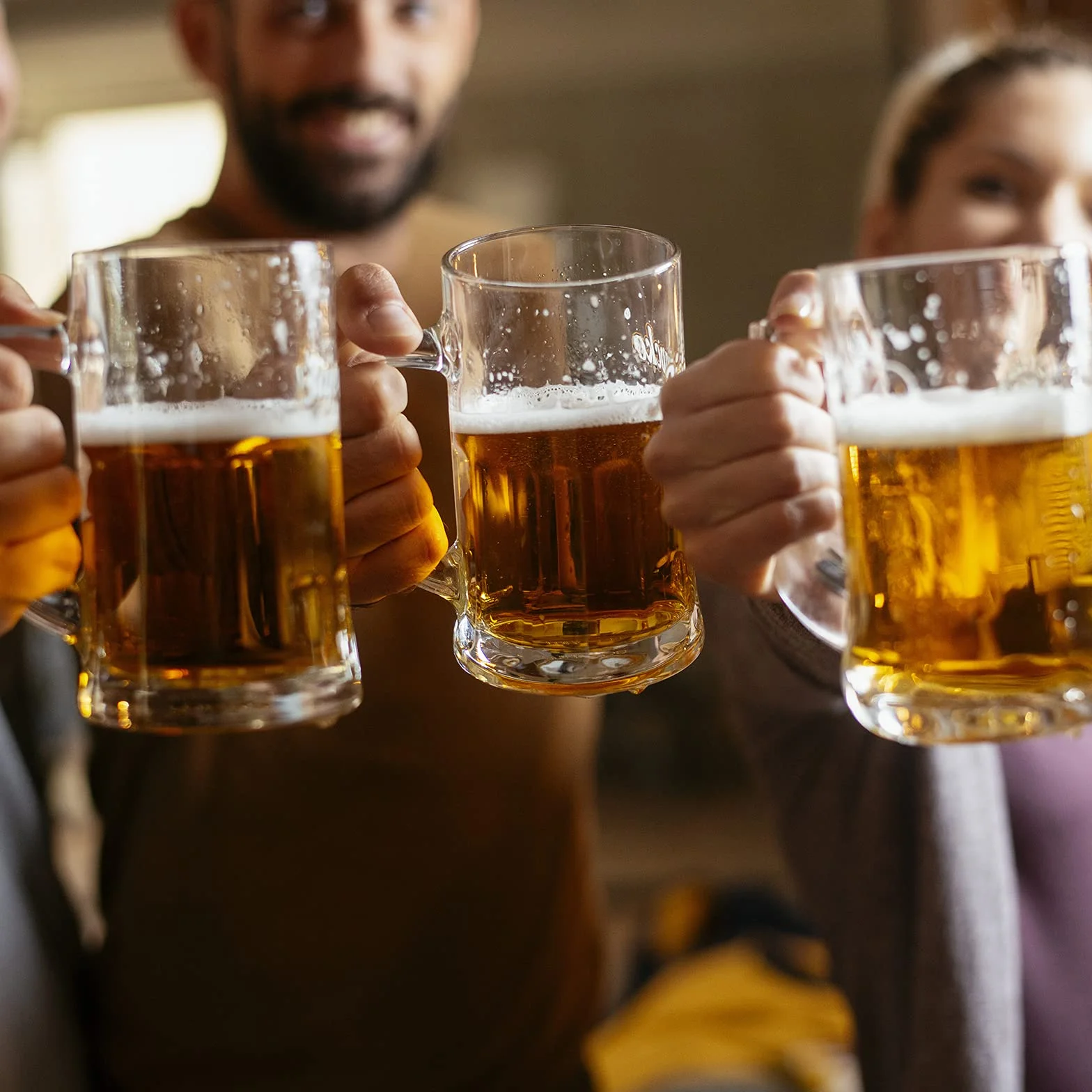 COKTIK 8-pak ciężkich dużych szklanek do piwa z uchwytem - 414 ml szklane kule, klasyczny zestaw szklanek do piwa