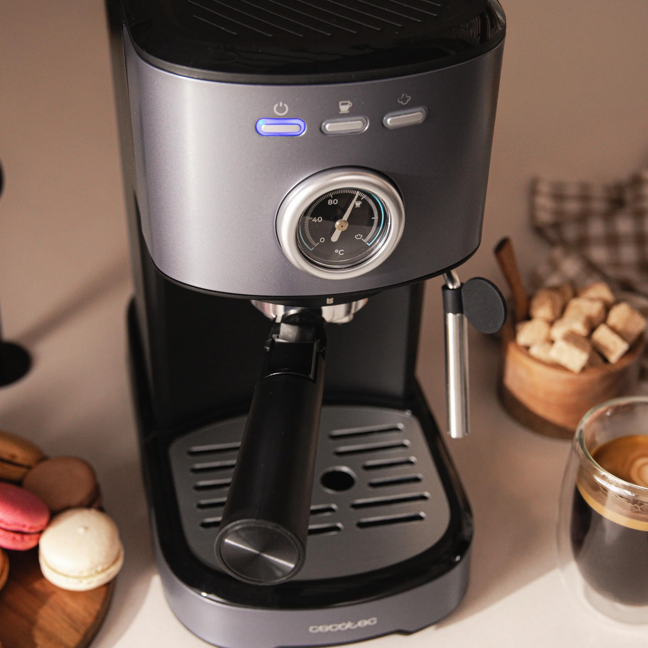 Cecotec Ekspres do kawy Power Espresso 20 Pecan Steel. Cyfrowy ekspres do kawy z 20 barami i obrotową parą.