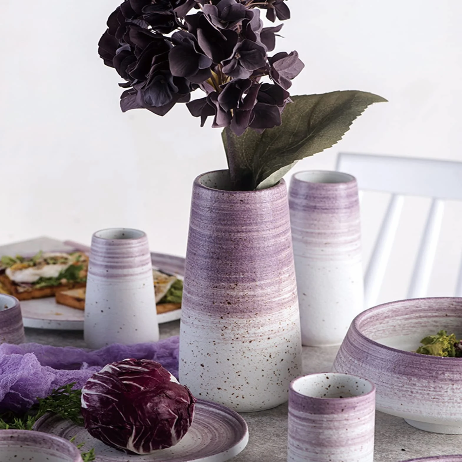 30-częściowy porcelanowy serwis obiadowy, zestaw naczyń dla 4 osób, nowoczesny kompletny zestaw obiadowy z talerzem płaskim, blatem deserowym, miską i kubkiem, zmywarką