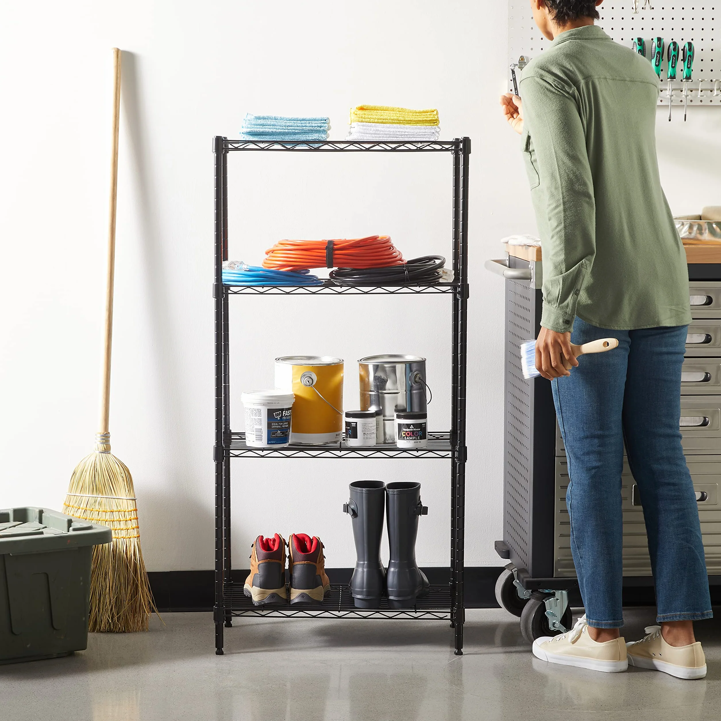 Amazon Basics Wąska szafka do przechowywania, z 4 półkami o regulowanej wysokości, z nóżkami poziomującymi, udźwig maksymalny 363 kg, 60,1 x 35,6 x 121,9 cm (gł. x szer. x wys.), czarna