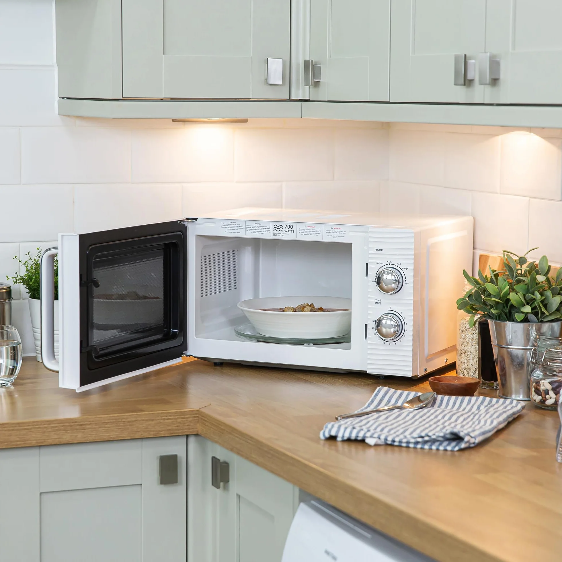 Ręczny piec mikrofalowy Russell Hobbs RHM1731 Inspire 17 l i 700 W, biały, z 5 poziomami mocy, timerem, funkcją rozmrażania, łatwy do czyszczenia.