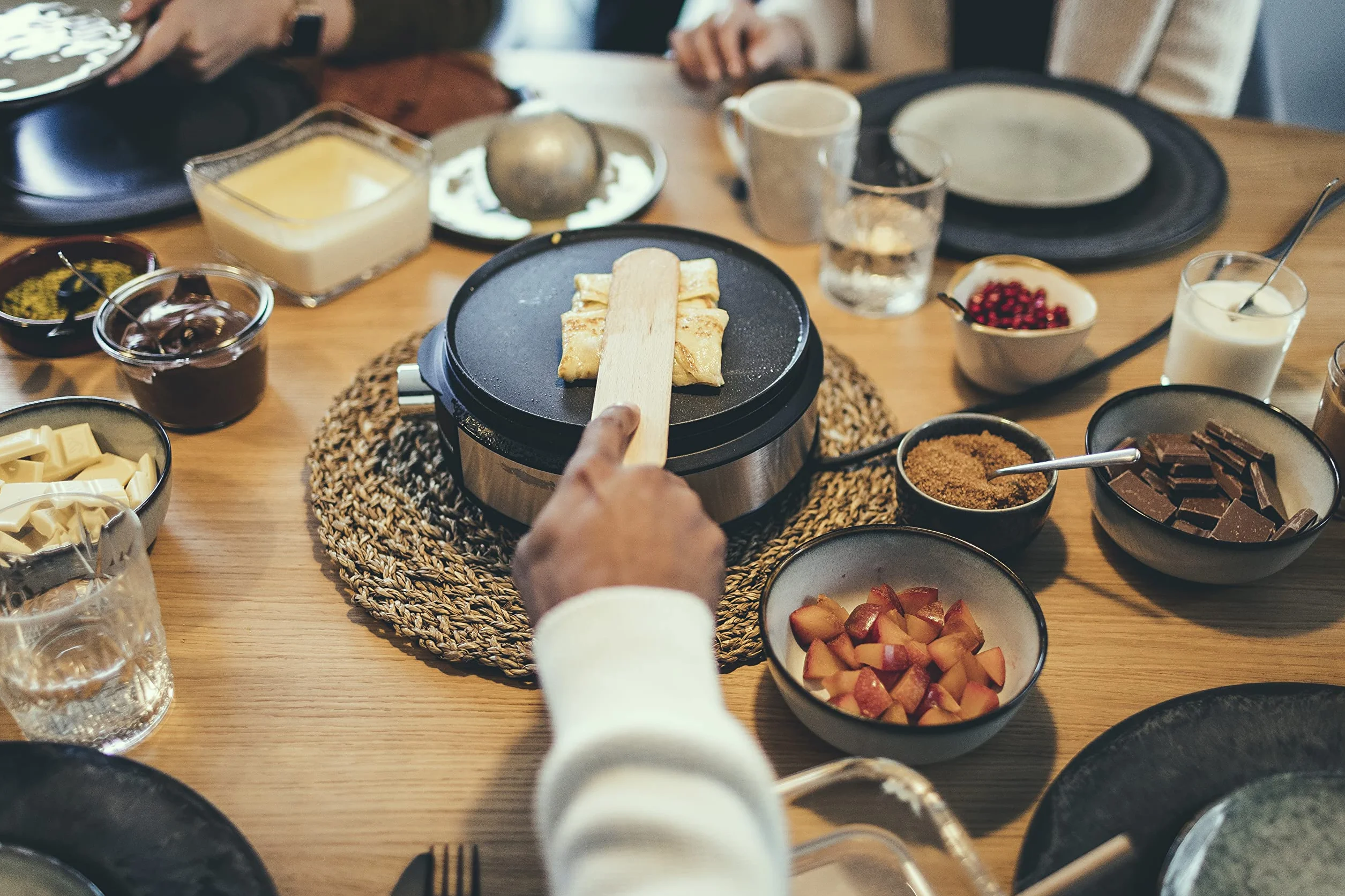 Fondue połączone z naleśnikarką SEVERIN FO 2471, urządzenie 2w1, zestaw z 8 widelcami nadającymi się do mycia w zmywarce, zdejmowana płyta do naleśników, moc 1500 W