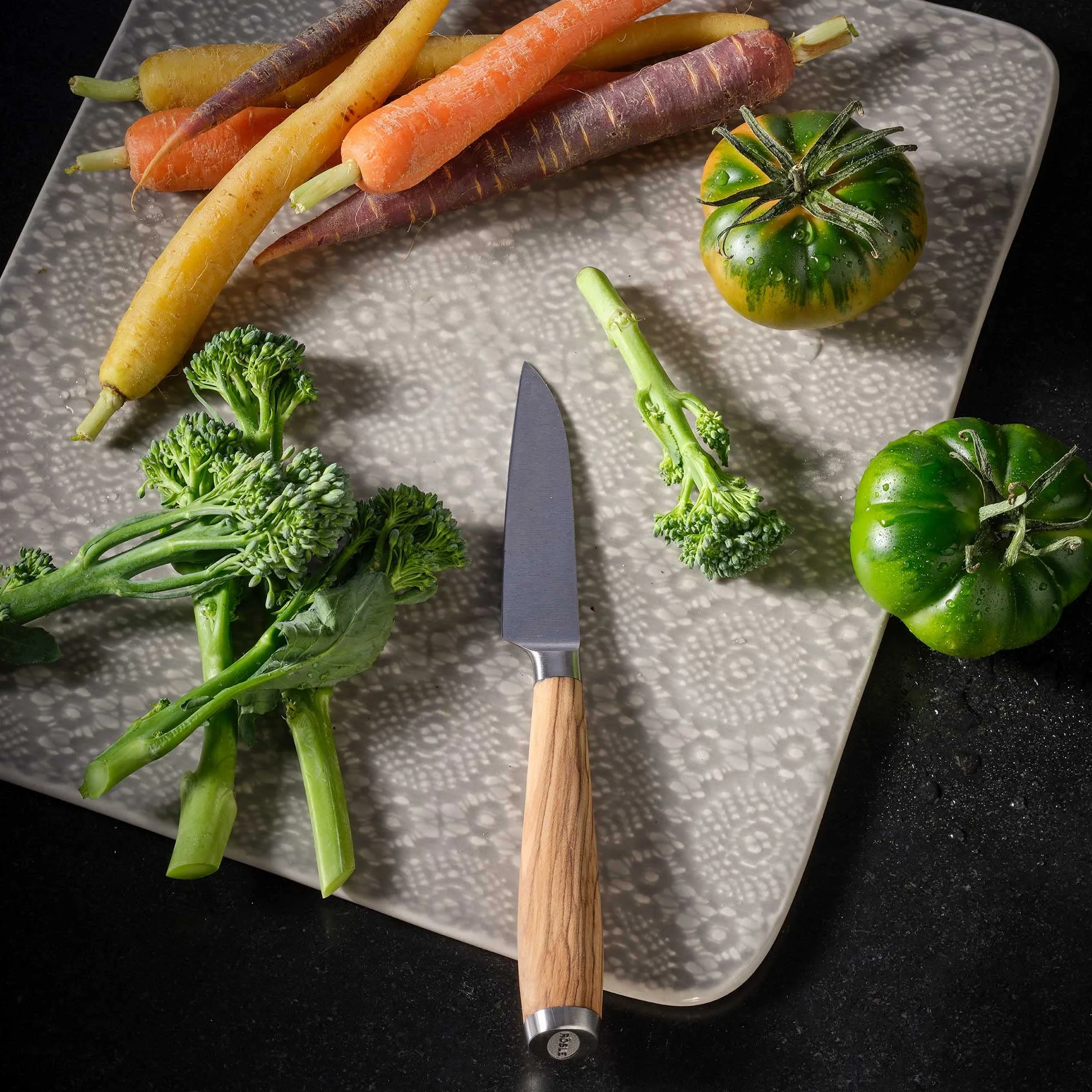 Rösle Nóż Santoku Artesano 16,5 cm – wysokiej jakości nóż kuchenny do krojenia mięsa, ryb, drobiu i warzyw, ostry nóż do krojenia z ergonomicznym uchwytem z drewna oliwkowego