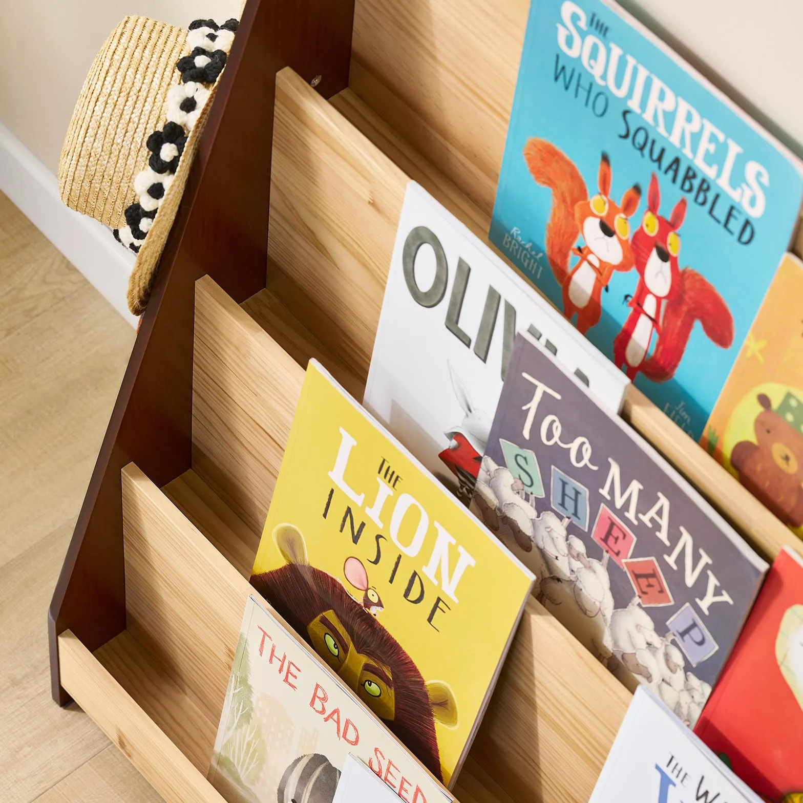 SoBuy Regał na książki dla dzieci Montessori regał dziecięcy z 4 półkami i 2 haczykami, regał do pokoju dziecięcego, do przechowywania zabawek, regał wiszący, naturalny, 91 x 89 x 30 cm, KMB32-N
