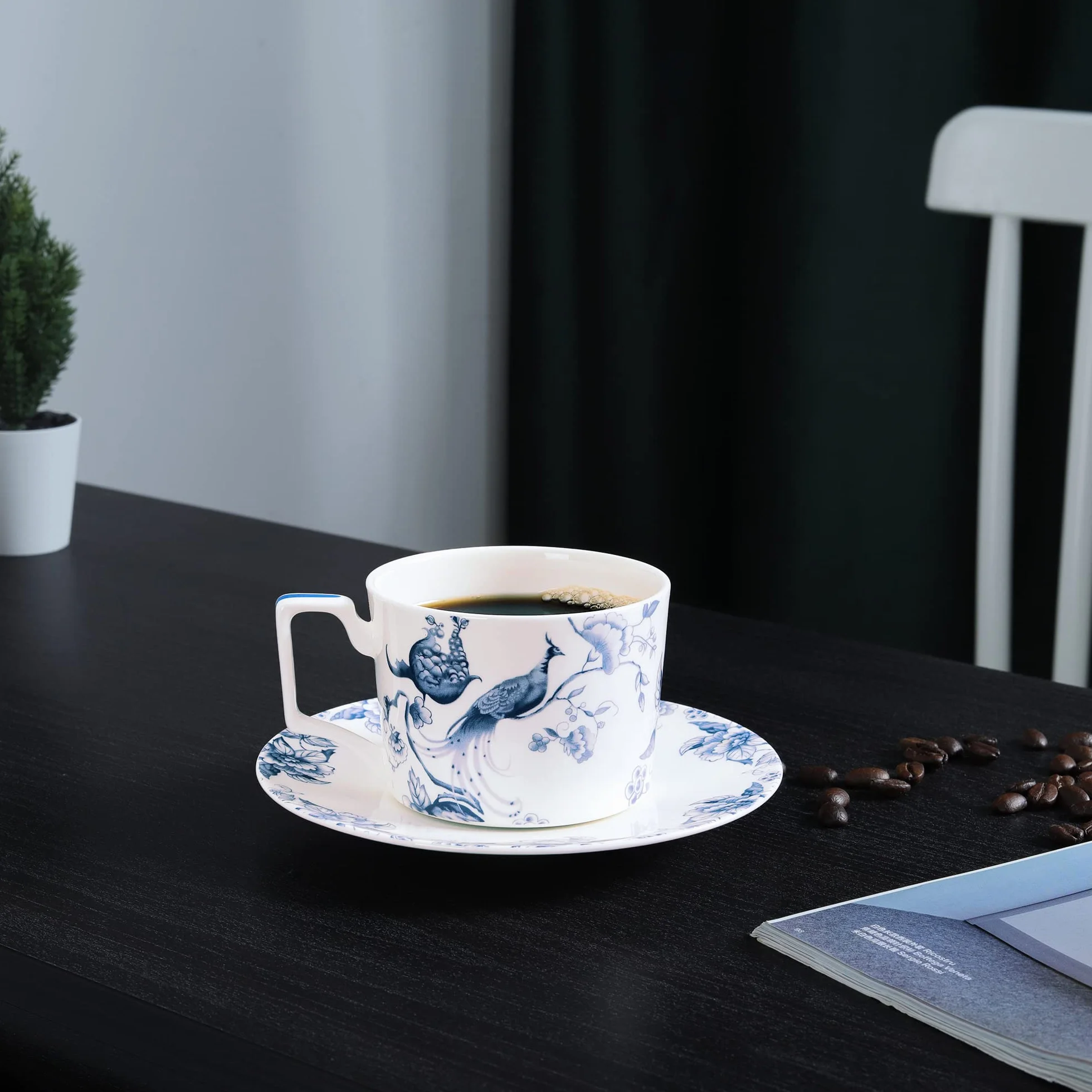 Fanquare Bone China Filiżanka do Herbaty i Spodek 250 ml - Zestaw na 1, Niebieska i Biała Filiżanka Kawy z Talerzem, Brytyjskie Kwiaty, Porcelana dla Kobiet