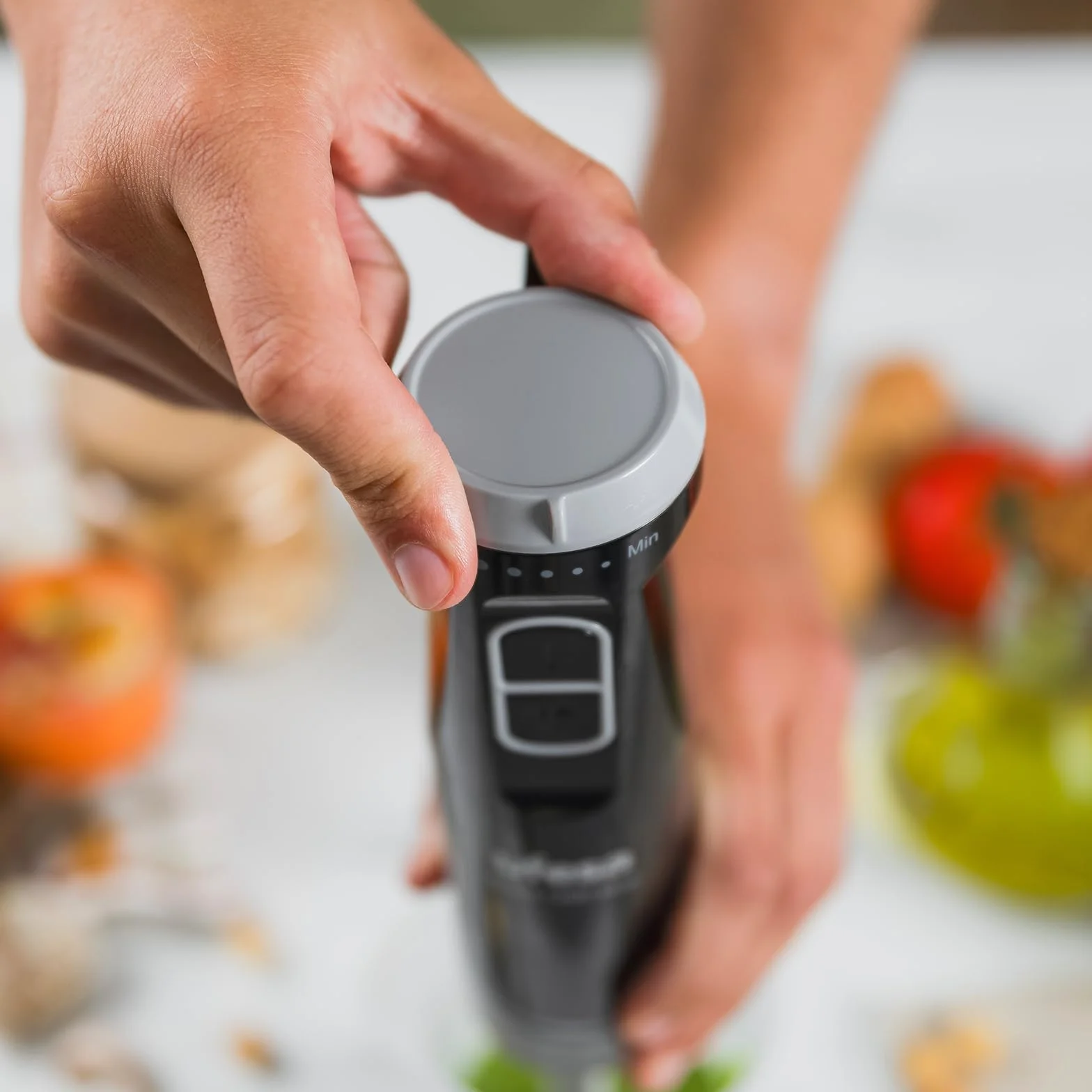 Ufesa Mars Max blender ręczny 1200 W, regulacja prędkości, funkcja turbo, 4 noże o wysokiej wydajności, stal nierdzewna, ergonomiczny design, ochrona przed rozpryskiwaniem, miarka, rozdrabniacz i