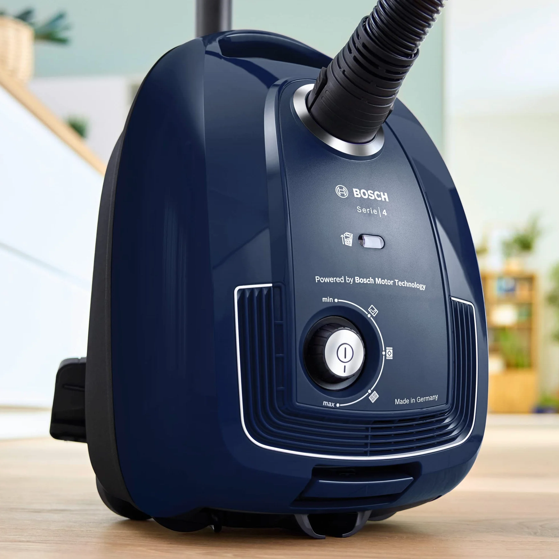 Bosch Odkurzacz z workiem serii 4 BGD38BU2, zrównoważony, filtr higieniczny, silnik 10 lat, klips na akcesoria, dysza do tapicerki, ssawka szczelinowa, wysoka siła ssąca, Made in Germany, 600 W,