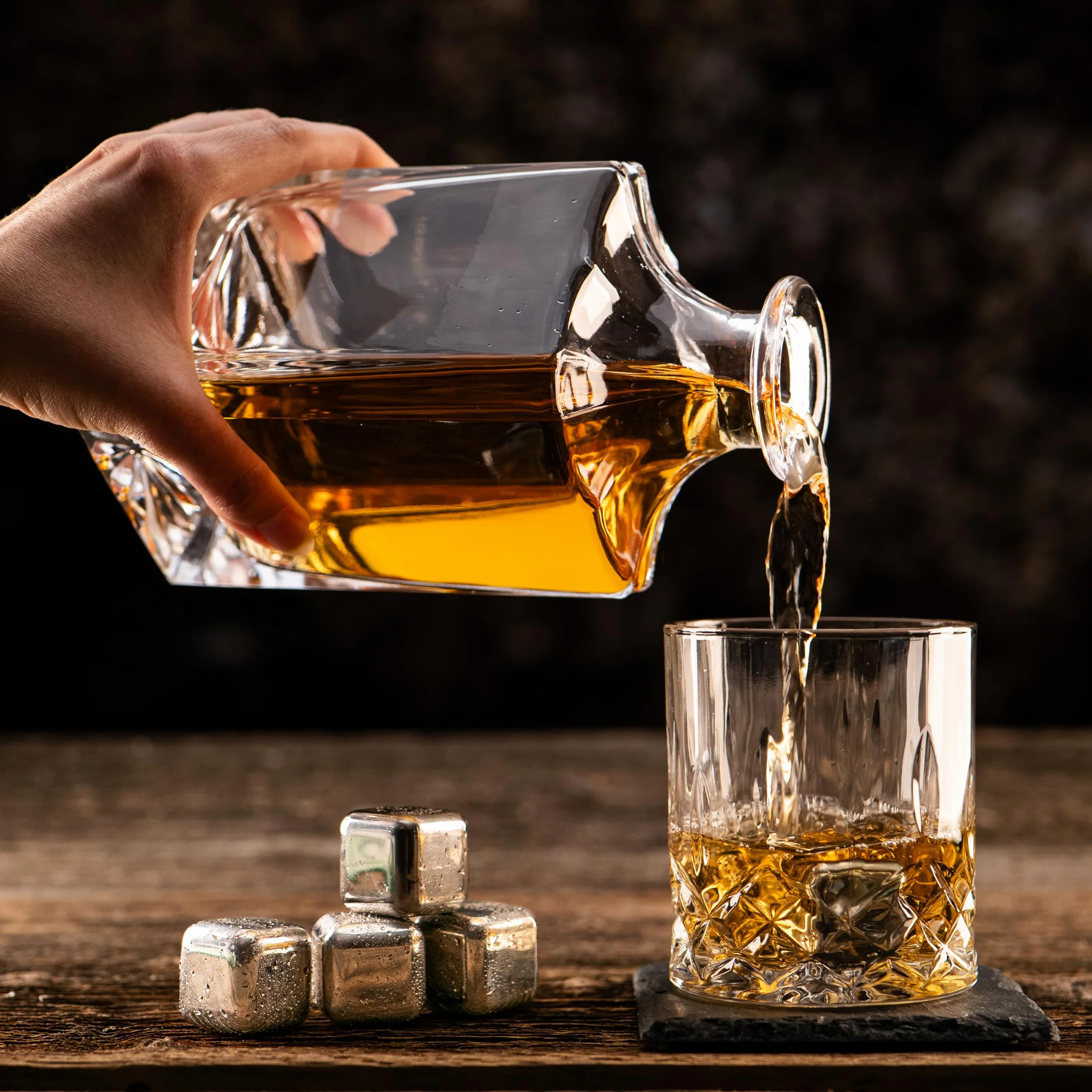 WHISISKEY Zestaw Karafka do Whisky - Zestaw Prezentowy Whiskey - Prezenty dla Mężczyzn - Pomysły na Prezent dla Mężczyzny - Klasyczna Karafka 700ML, 2 Szklanki do Whisky, 4 Kamienie do Whisky