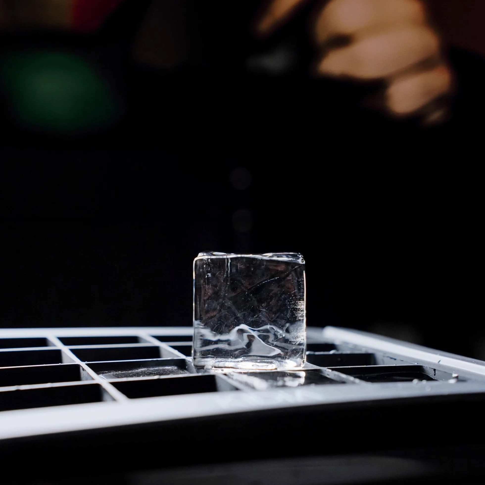 Kidia Mini Clear Ice Cube Maker – Forma na 16 Krystalicznych Kostek 3×3 cm – Technologia Kierunkowego Mrożenia – Silikon Spożywczy & Izolowana Skrzynka – Przezroczysty Lód do Koktajli