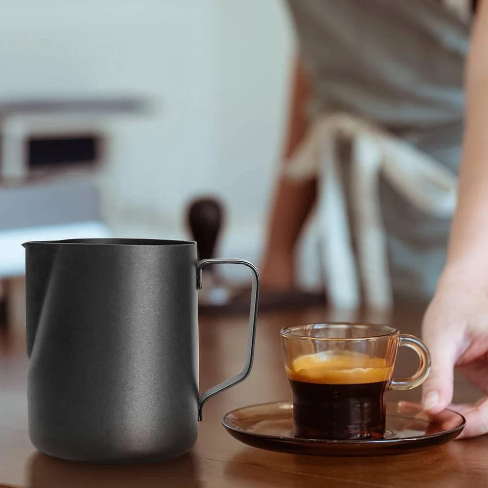 LATRAT Coffee Barista dzbanek na mleko ze stali nierdzewnej, idealny do produkcji pianki mlecznej, uniwersalny dzbanek do spieniania mleka do cappuccino i latte, czarny, 350 ml