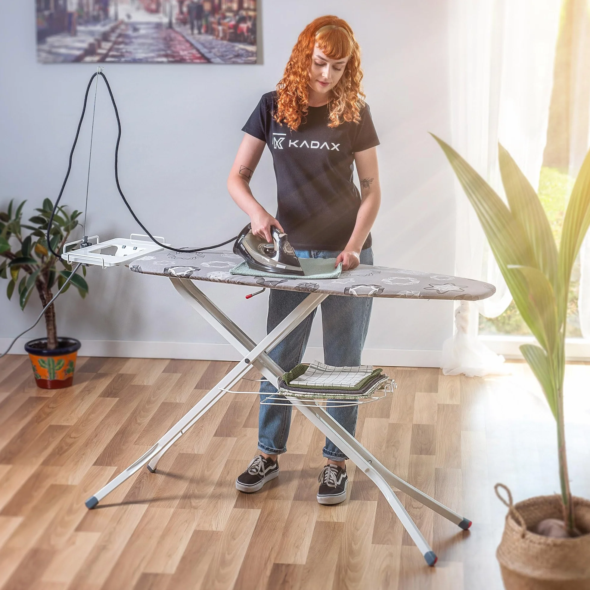 KADAX Deska do prasowania 120 x 38 cm do ubrań i pościeli z gniazdem elektrycznym i półką na żelazko, regulacja wysokości i antypoślizgowe nóżki zapewniają stabilność