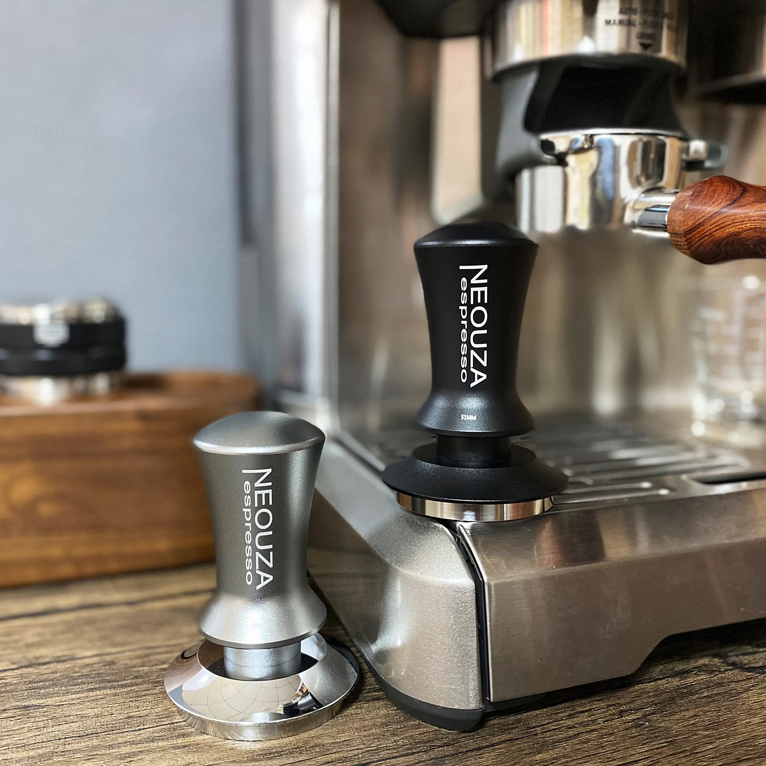 NEOUZA Tamper sprężynowy do espresso, akcesoria do kawy, narzędzie antyadhezyjne, samopoziomujący, wyrafinowany uchwyt, płaska podstawa ze stali nierdzewnej, 51 mm, matowa czerń