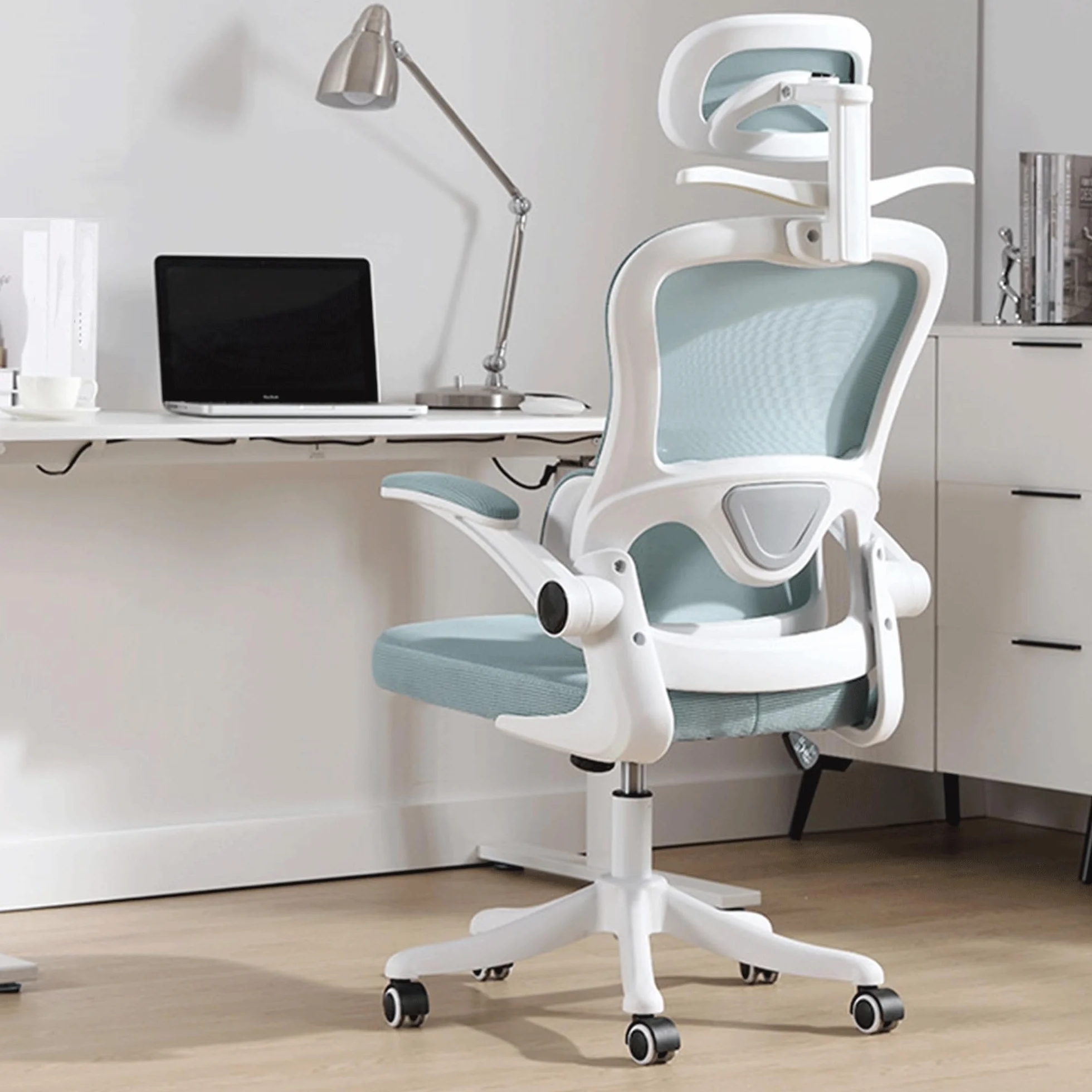 Ergonomiczne krzesło biurkowe do gier z regulowanym zagłówkiem 3D, zdejmowanym stojakiem na ubrania, obrotowe nachylenie i dynamiczne podparcie pleców, idealne do pracy naukowej i życia kierowniczego