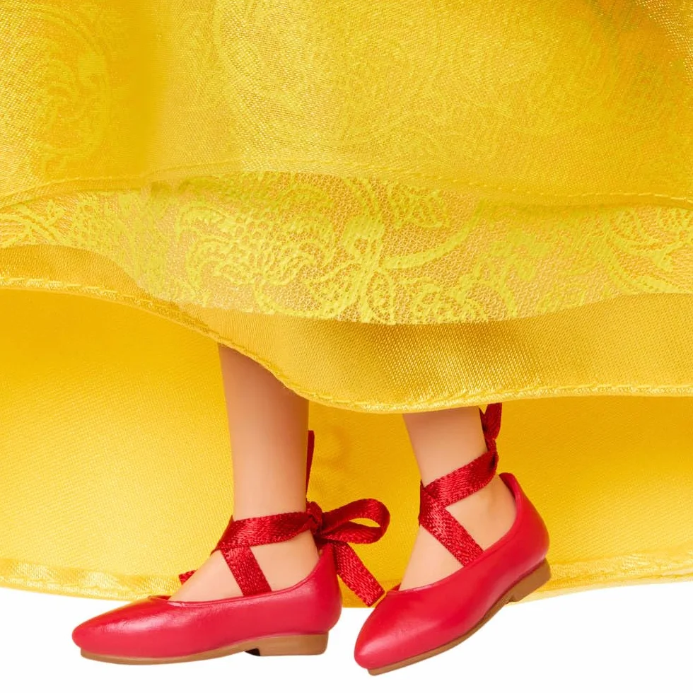 Mattel Disney Collector Królewna Śnieżka Lalka kolekcjonerska w ikonicznym stroju inspirowanym filmem aktorskim Disneya, prezent dla dzieci i dorosłych kolekcjonerów, HVY53