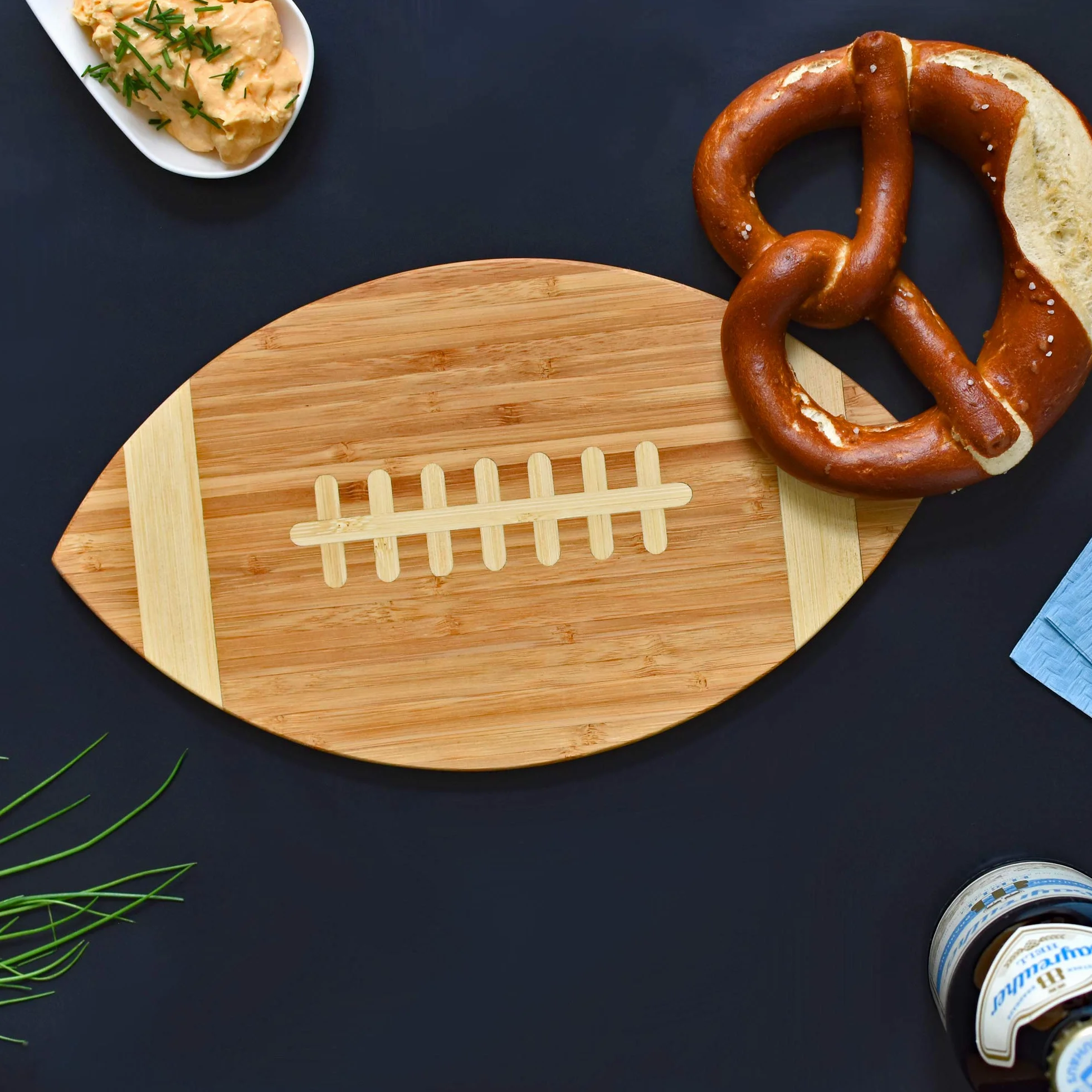 40YARDS American Football Brettchen aus Bambus-Holz für Frühstück, Abendbrot oder als Schneidebrett (30 x 17 cm)