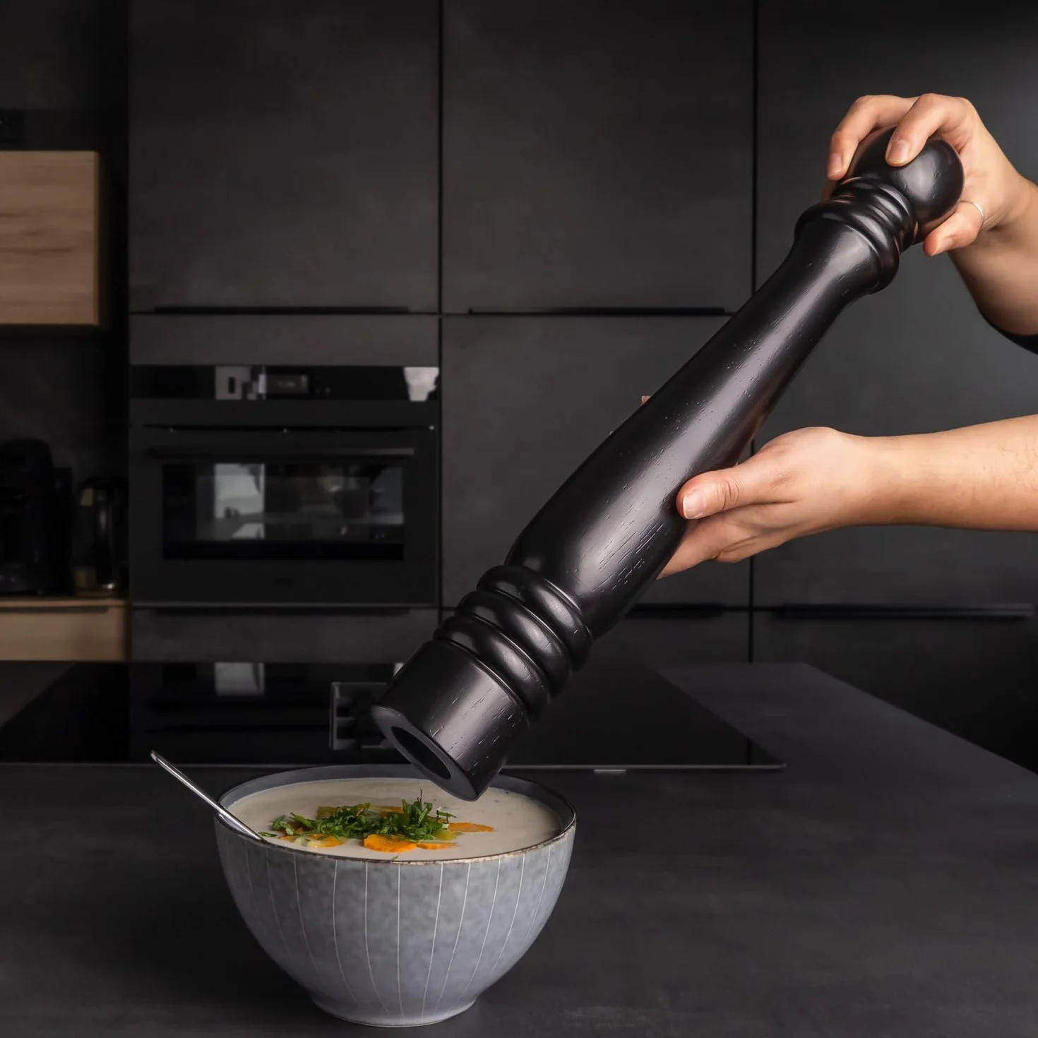 Młynek do pieprzu Intirilife z ceramicznym młynkiem z czarnego drewna - wysokość 50 cm - Klasyczny młynek do przypraw - ręczny młynek do pieprzu i soli gruboziarnistej
