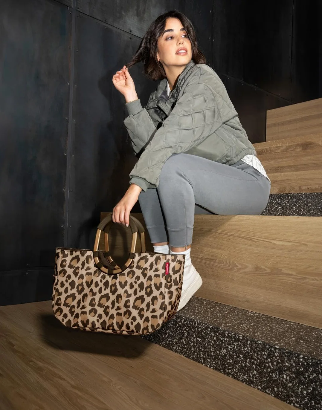reisenthel loopshopper M – stabilna torba z praktycznymi przegródkami z butelek PET pochodzących z recyklingu – elegancja podczas zakupów, wiele funkcji w zestawie!, Frame Leo Macchiato, m, sport