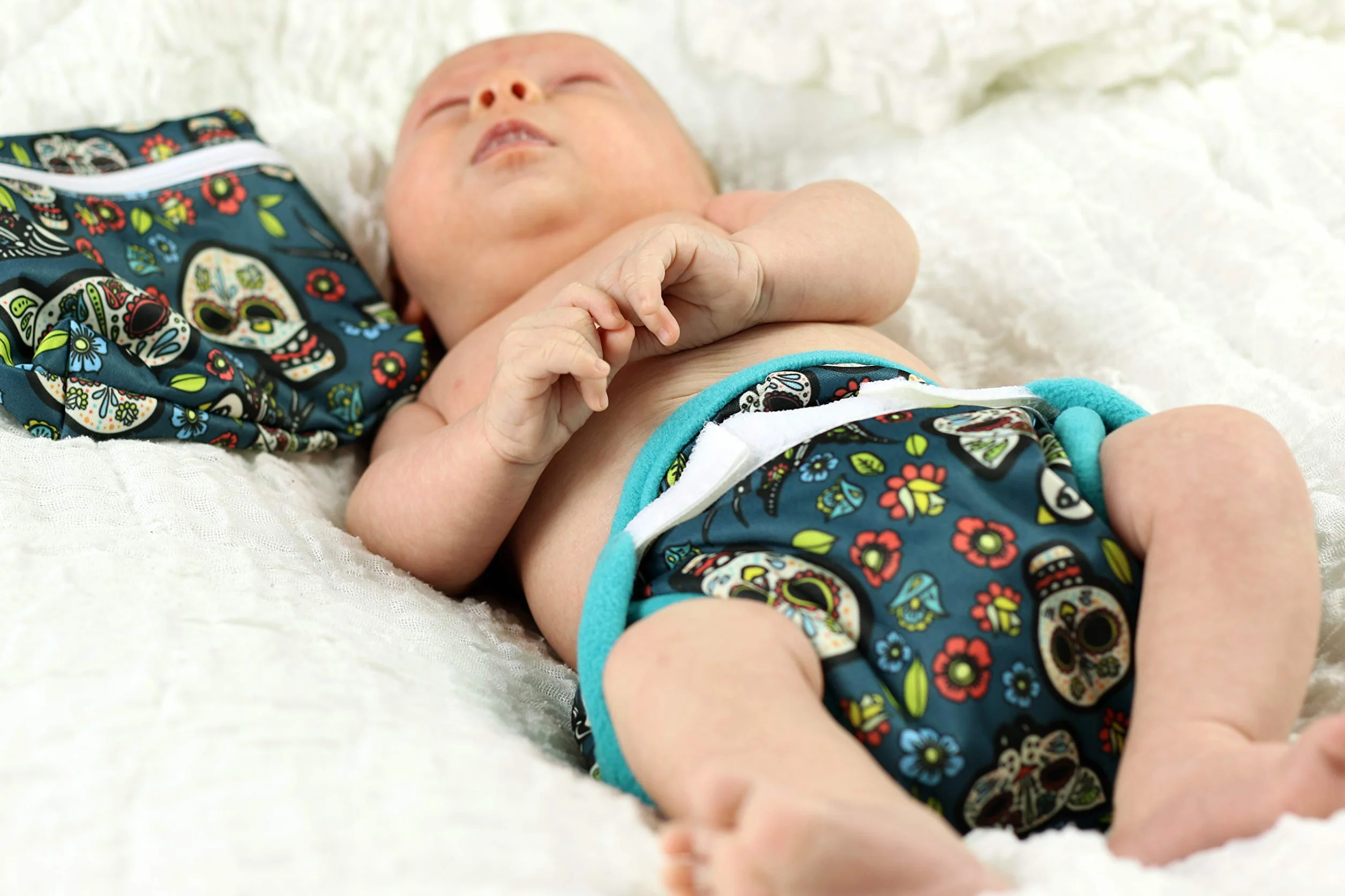 Petit Lulu Narzuta na pieluchy | Noworodek (2-6 kg) | Haczyk i pętelka | zmywalne pieluchy | pieluchy wielokrotnego użytku | Wyprodukowano w Europie (czasy prehistoryczne)
