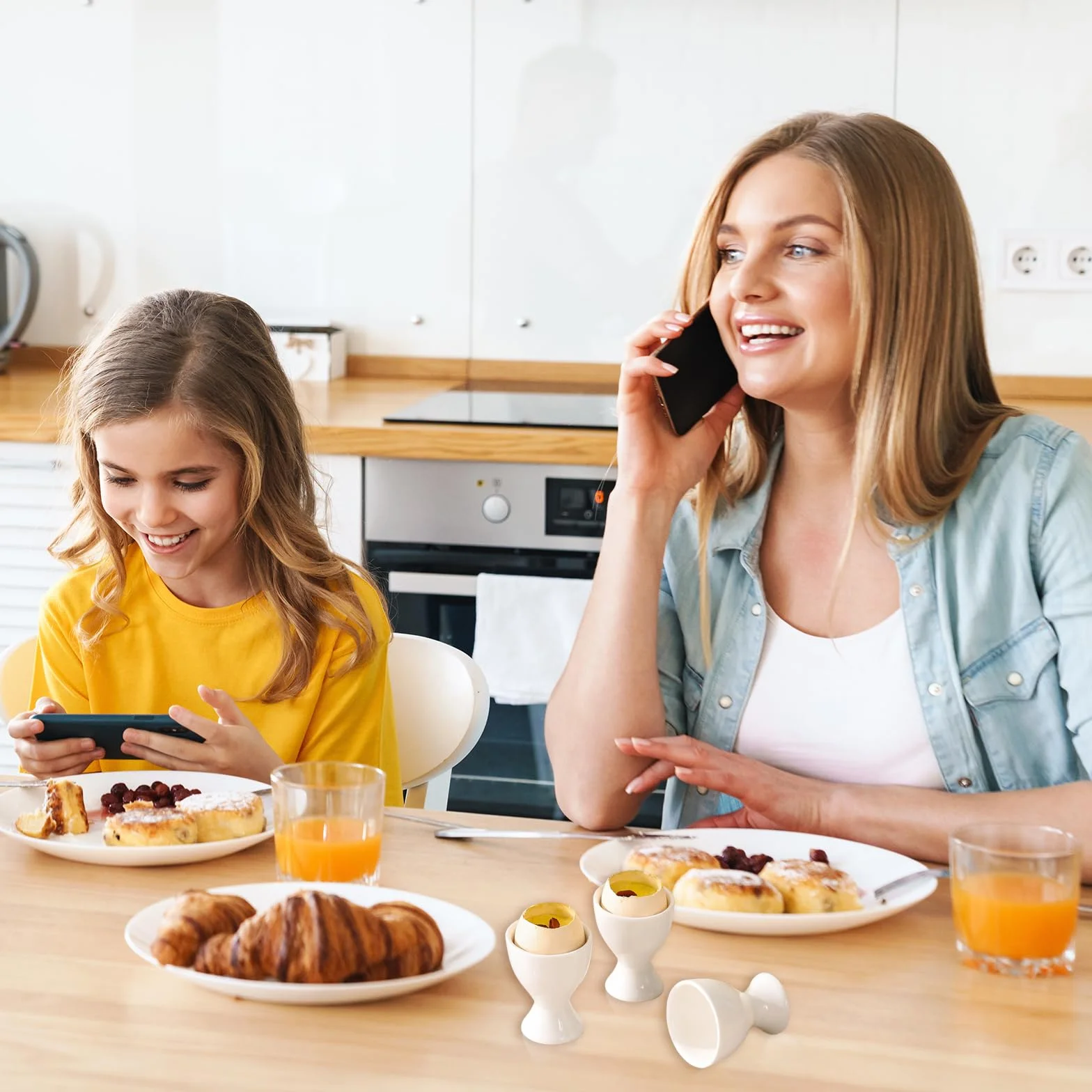Zestaw 4 porcelanowych kieliszków do jajek, okrągłe, biała porcelana, uchwyt na jajka, możliwość układania w stos, uchwyt na jajka śniadaniowe, gotowane na śniadanie, narzędzie do gotowania