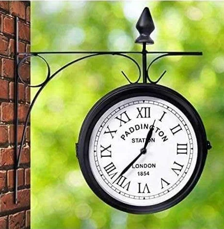 Dwustronny zegar ścienny z antycznym wspornikiem i metalicznym wykończeniem do użytku wewnątrz i na zewnątrz