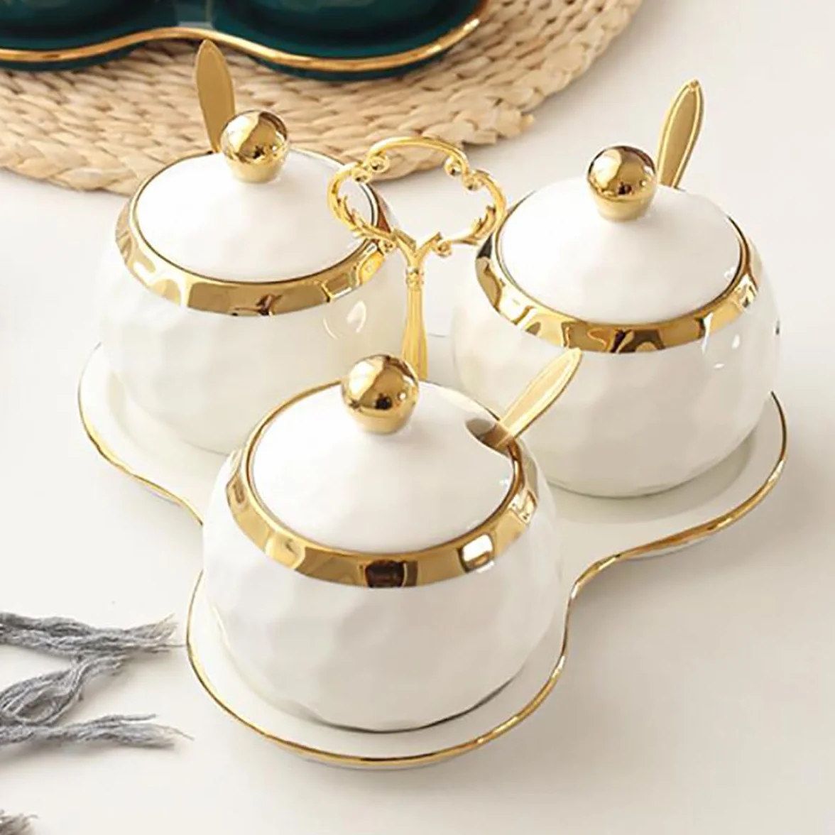 Foraineam Porcelanowy garnek na przyprawy, cukiernica, słoiki na przyprawy z pokrywką, łyżką i tacą, pojemnik na sól, pojemniki na przyprawy, zestaw białych misek na cukier, do kuchni, restauracji,