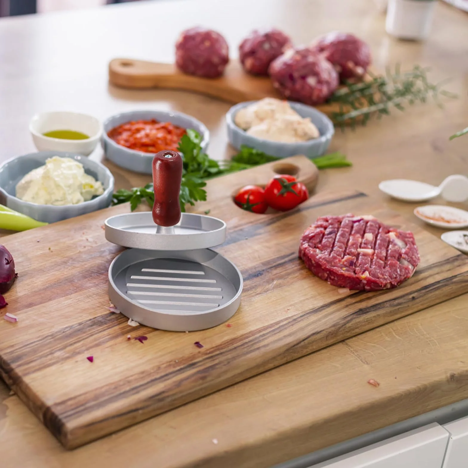 Okrągła aluminiowa prasa do hamburgerów z drewnianym uchwytem, nieprzywierająca forma do hamburgerów, idealna do wyciskania ciastek i użytkowania BBQ, w tym 50 arkuszy papieru