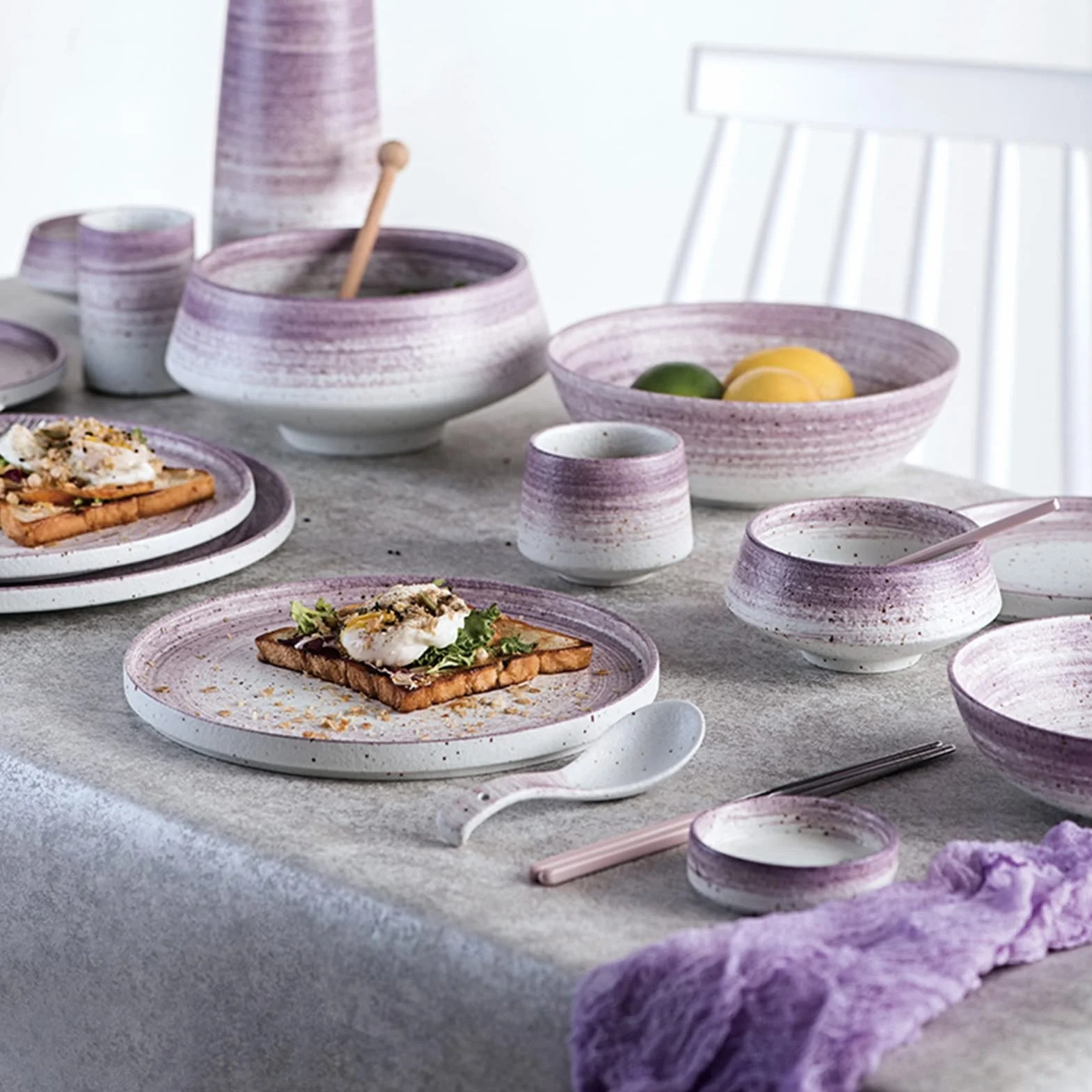 30-częściowy porcelanowy serwis obiadowy, zestaw naczyń dla 4 osób, nowoczesny kompletny zestaw obiadowy z talerzem płaskim, blatem deserowym, miską i kubkiem, zmywarką