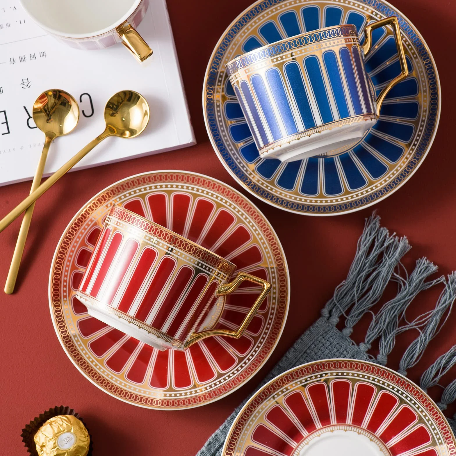 Zestaw filiżanek do kawy z ceramiki porcelany kościanej 200 ml czerwono-złote