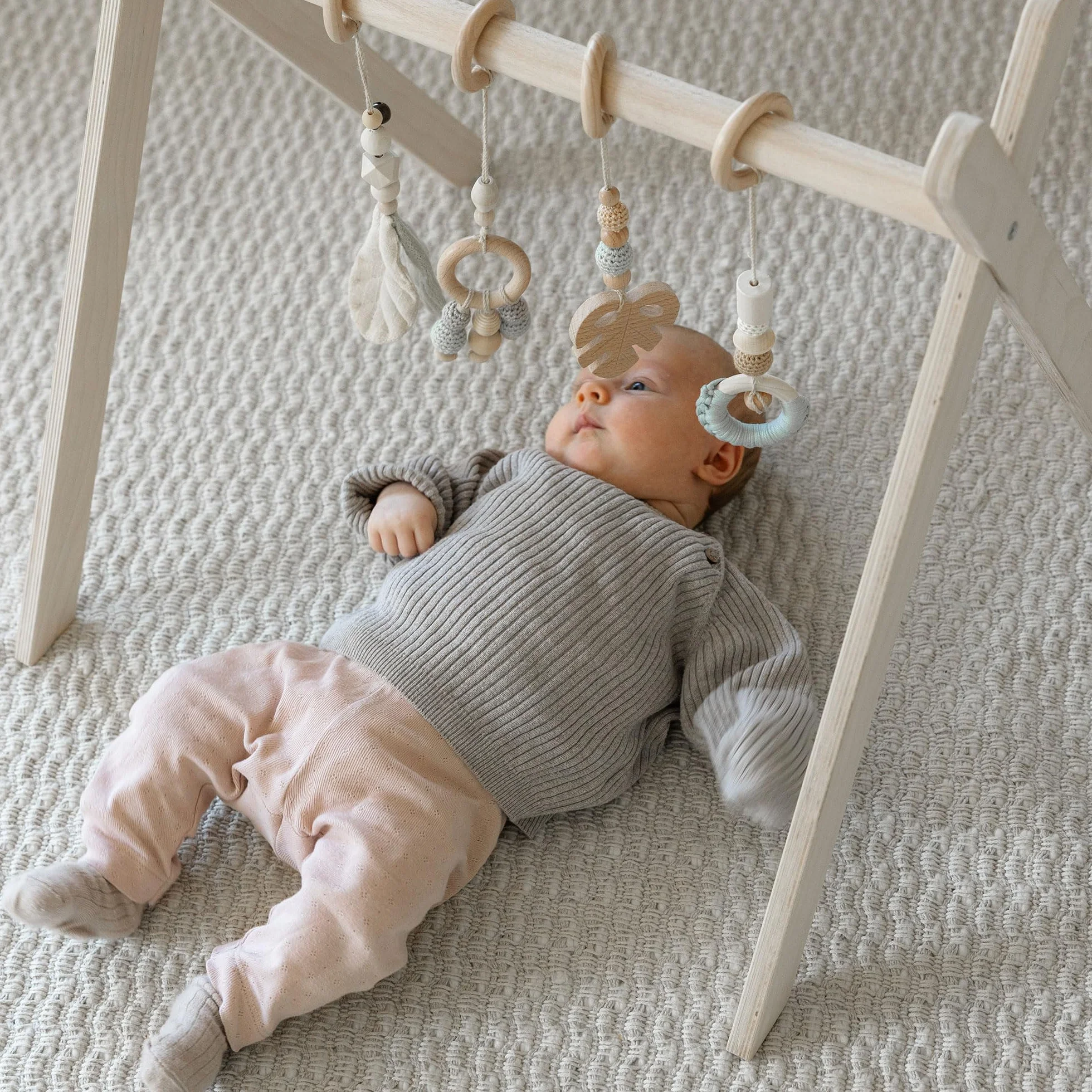 BASIC łuk do zabawy – drewniany łuk do zabawy dla niemowląt od urodzenia, drewno warstwowe, stabilna konstrukcja, Montessori Baby Gym, wspomaga motorykę i zmysły – od 0 miesięcy – bez