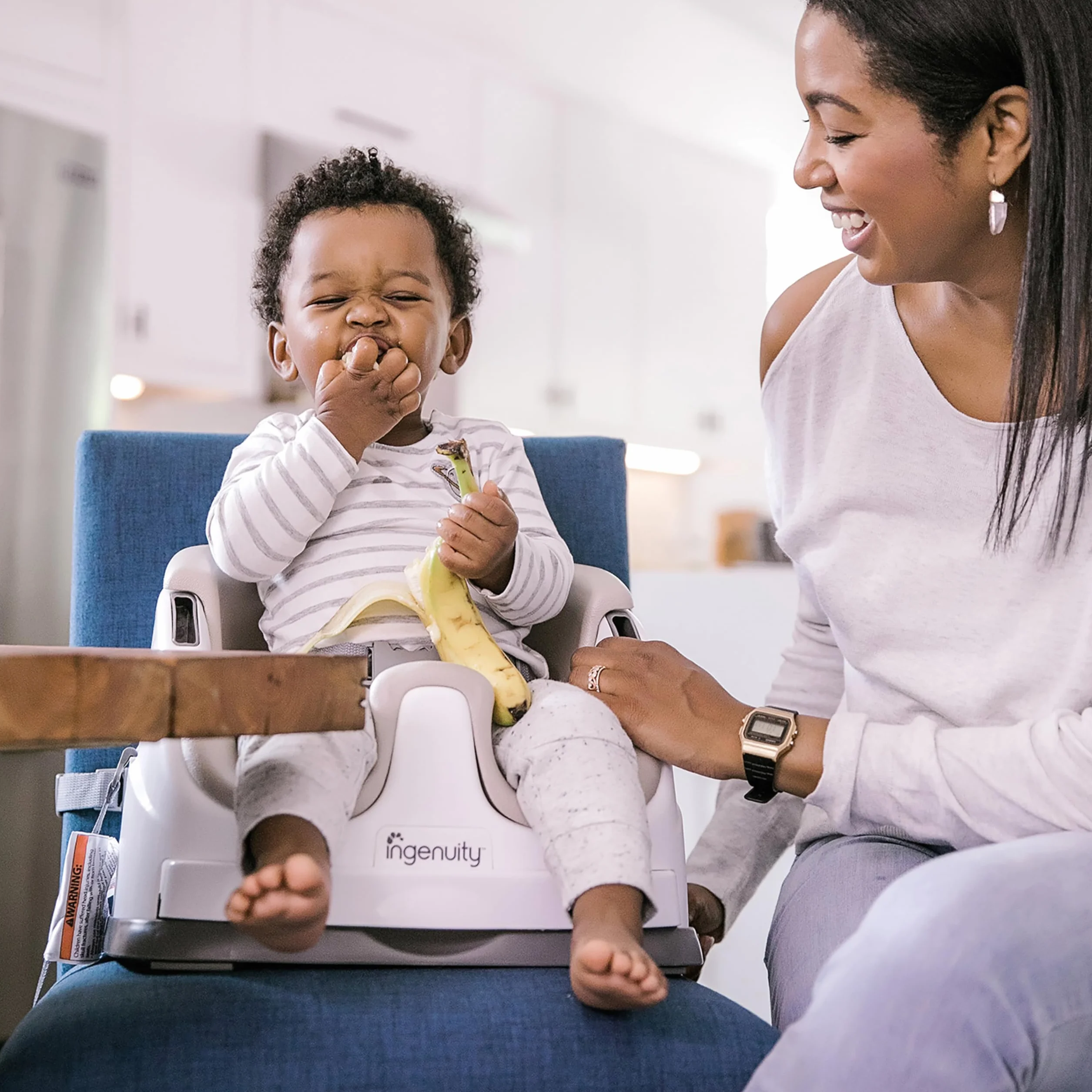 Ingenuity Baby Base 2 w 1, fotelik dziecięcy w kolorze kaszmirowym, fotel podwyższający, siedzisko do jadalni i karmienia dla małych dzieci, łatwe do czyszczenia, ze zdejmowaną i samoskładującą się tacą, dla dzieci od 6 miesięcy