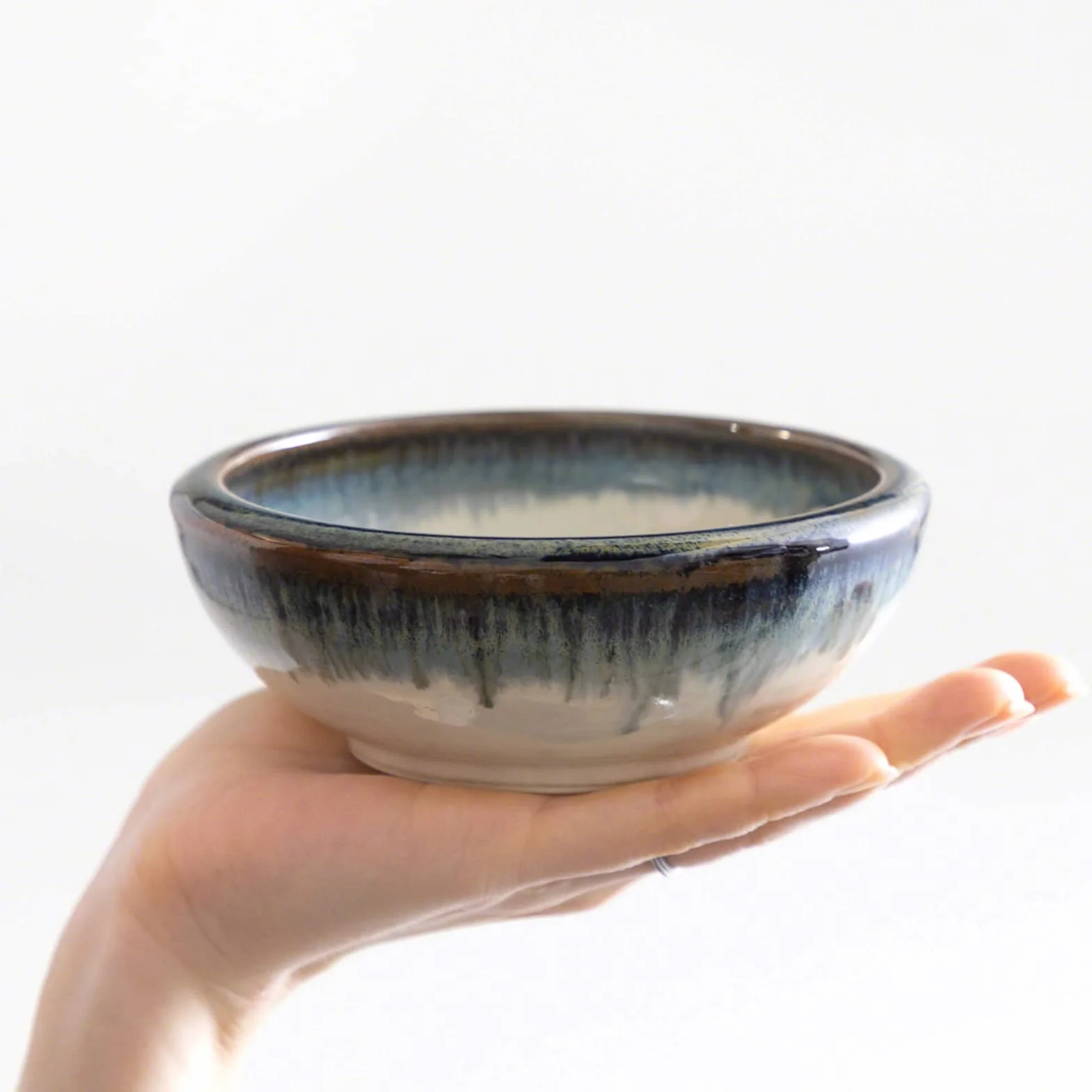 Wazakura Minoyaki Japoński zestaw narzędzi Ikebana – mały okrągły ceramiczny wazon na kwiaty i żaba Kenzan do układania kwiatów (biały i niebieski wazon + 61 mm mosiądz Kenzan)