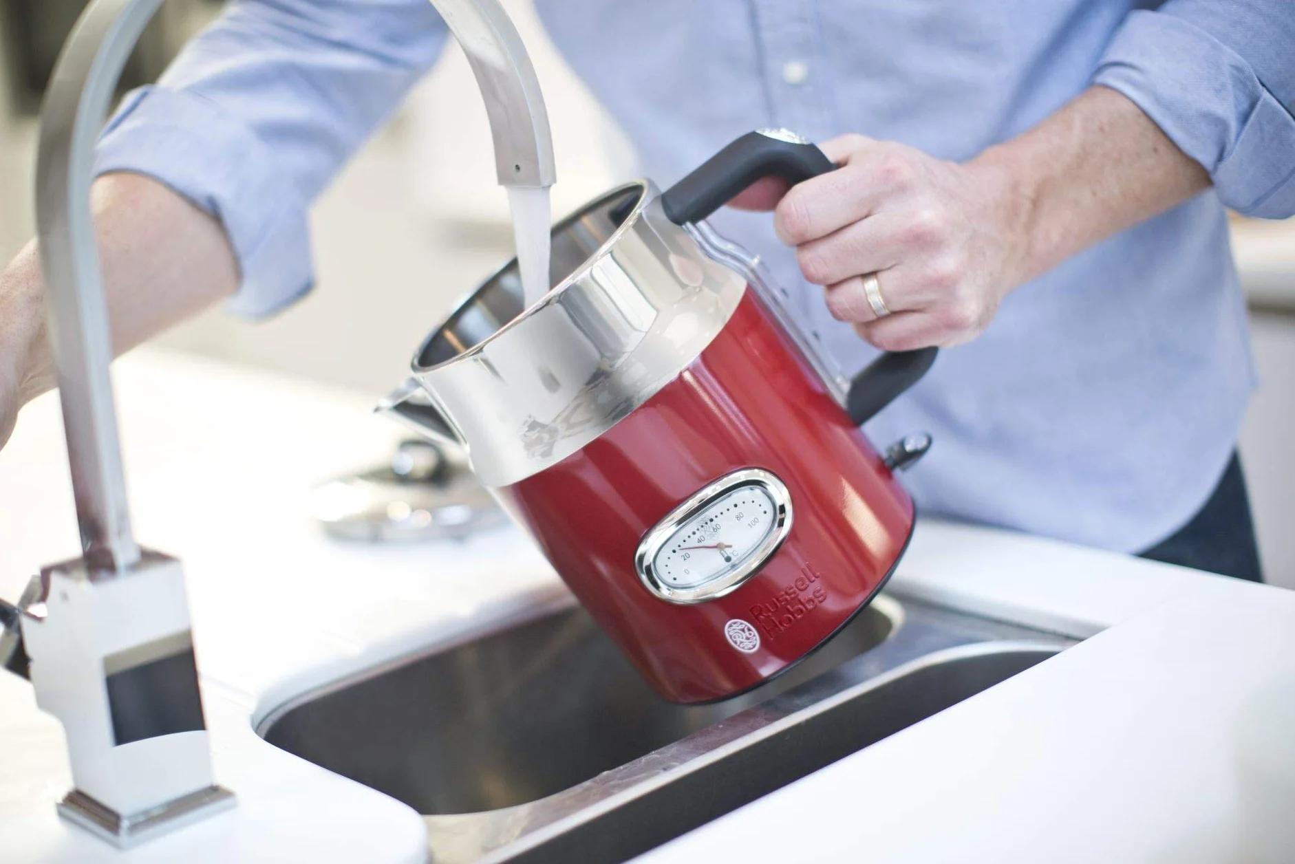 Russell Hobbs czajnik elektryczny, wymienny filtr antywapienny, markery szybkiego gotowania, kontroler strix, pojemność 1,7l, moc 2400W, retro, czerwony Retro 21670-70 [Klasa energetyczna A]