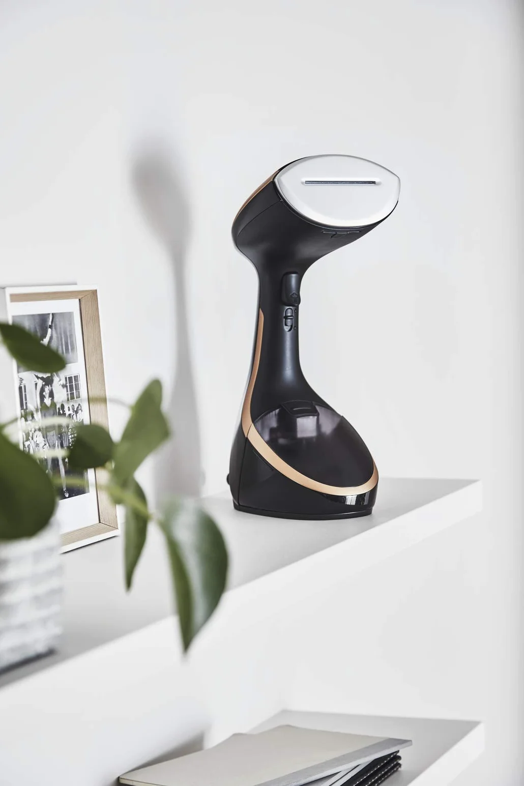 Rowenta DR9100D1 Access Steam Care szczotka parowa, 1600 W, zbiornik 200 ml, usuwa zmarszczki, zapachy i dezynfekcję, ogrzewanie 40 sekund, akcesoria do cienkiej i grubej odzieży, pionowa deska