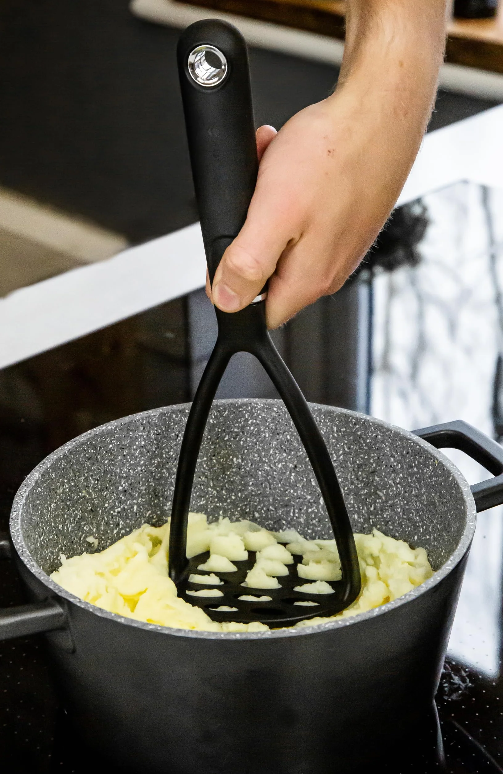 MasterClass Tłuczek do ziemniaków, ręczny tłuczek do ziemniaków ze stali nierdzewnej, ergonomiczne, miękkie w dotyku nylonowe uchwyty, 34 cm (13,4''), czarny