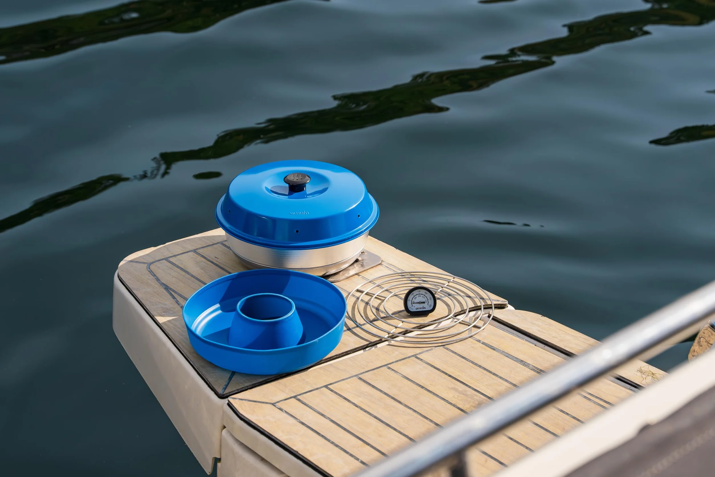 Omnia Zestaw Marine Classic 2 l z niebieską pokrywką, forma silikonowa, kratka do piekarnika i termometr