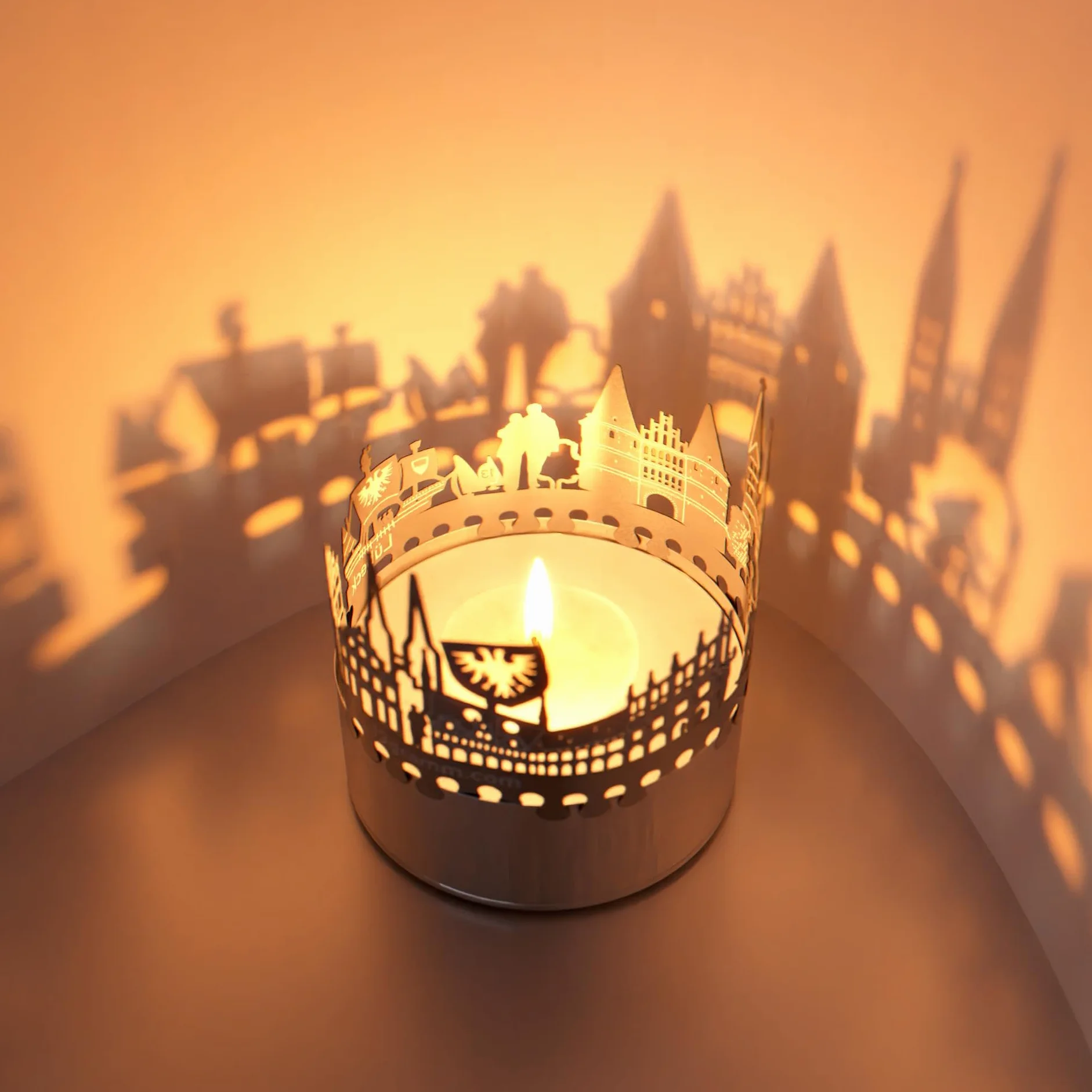 Lubeck Skyline Shadow Play – hipnotyzujący dodatek do świec, pamiątka z hanzeatyckiego miasta z urzekającą projekcją sylwetki