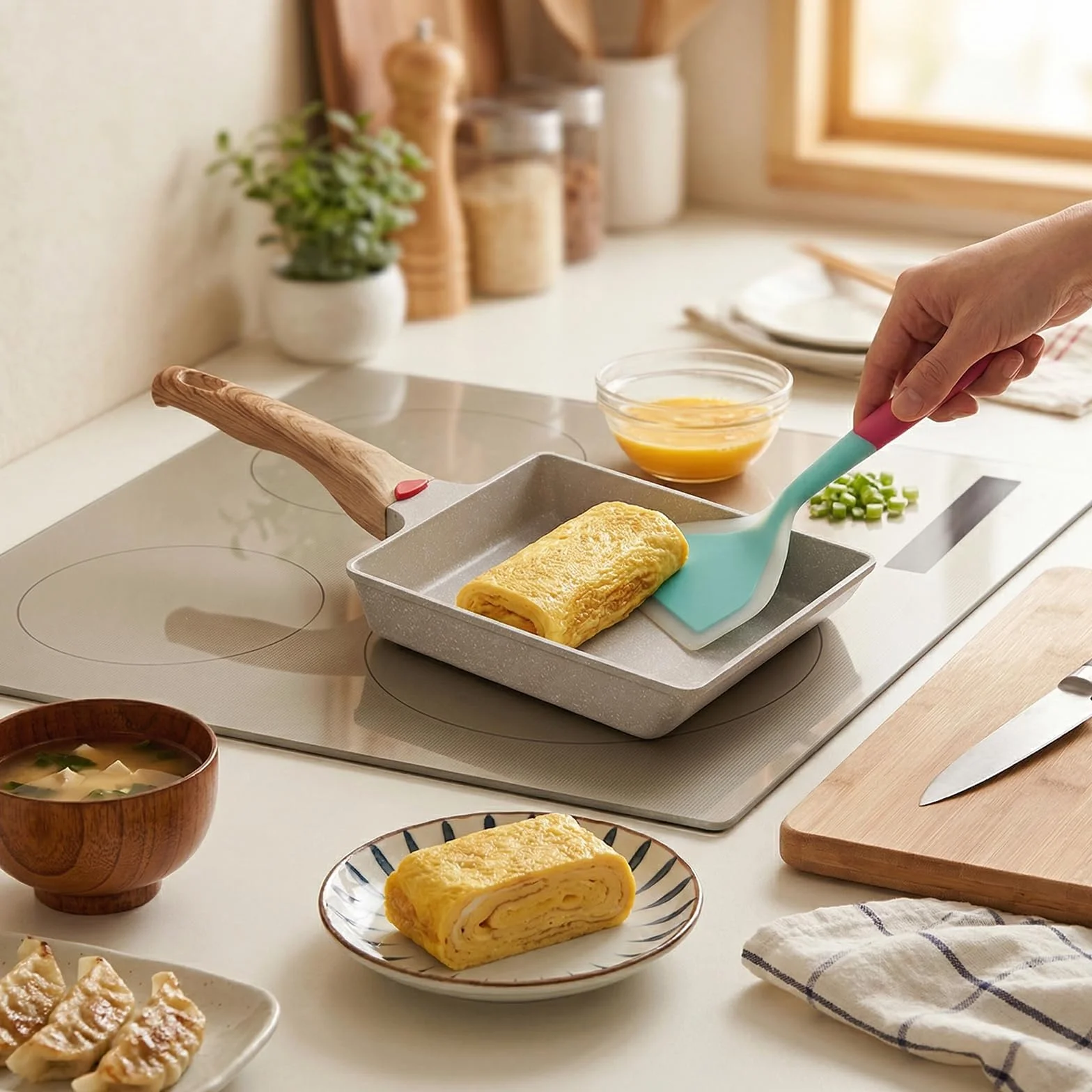 Tamagoyaki patelnia, 36,5 x 16 x 3,7 cm, biała, z powłoką zapobiegającą przywieraniu, patelnia na omlety z silikonową szufelką do omletów i potraw z jajek